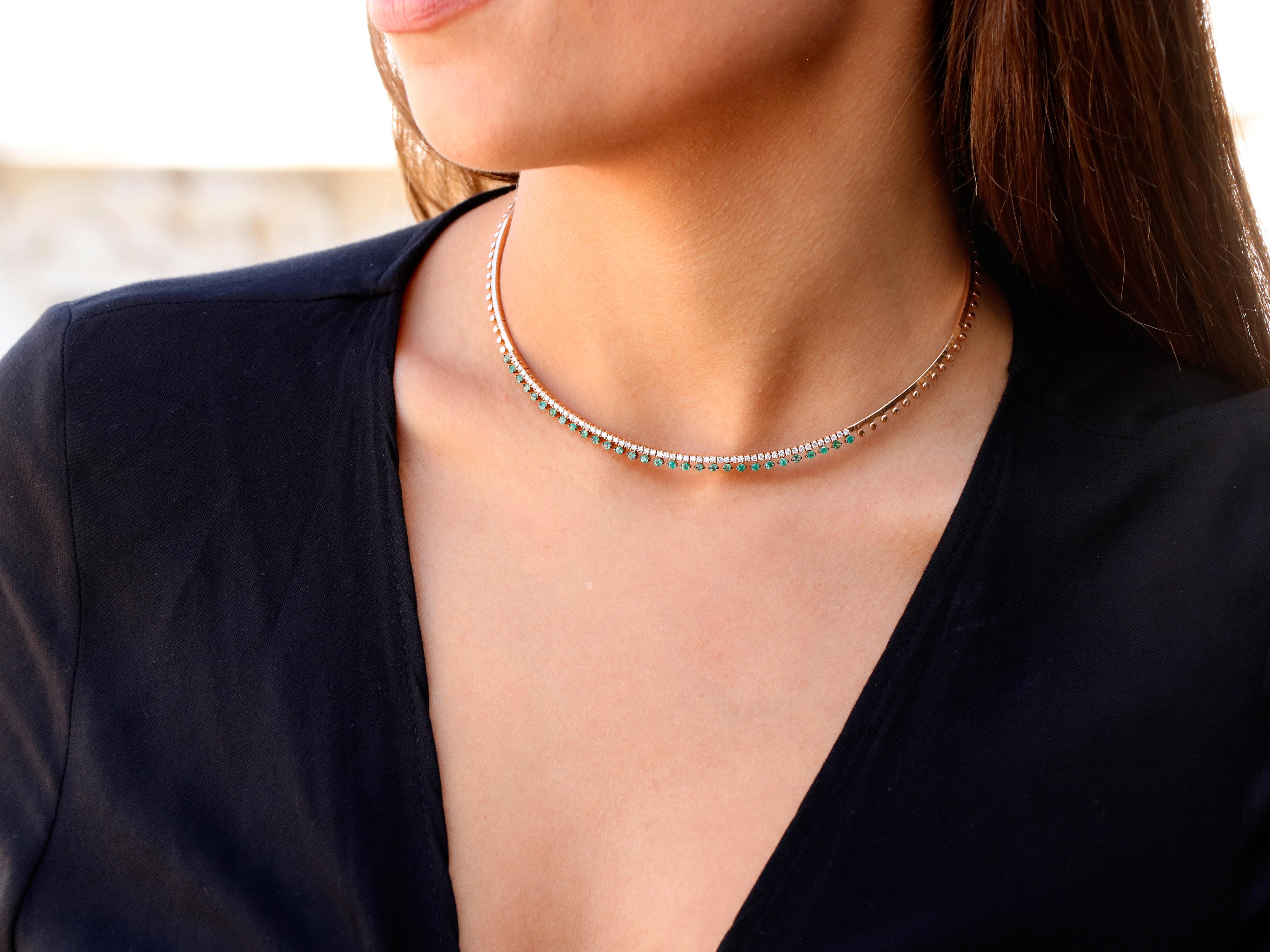 18 Karat Roségold Halskette mit Smaragden und Diamanten im Zustand „Neu“ im Angebot in Athens, GR