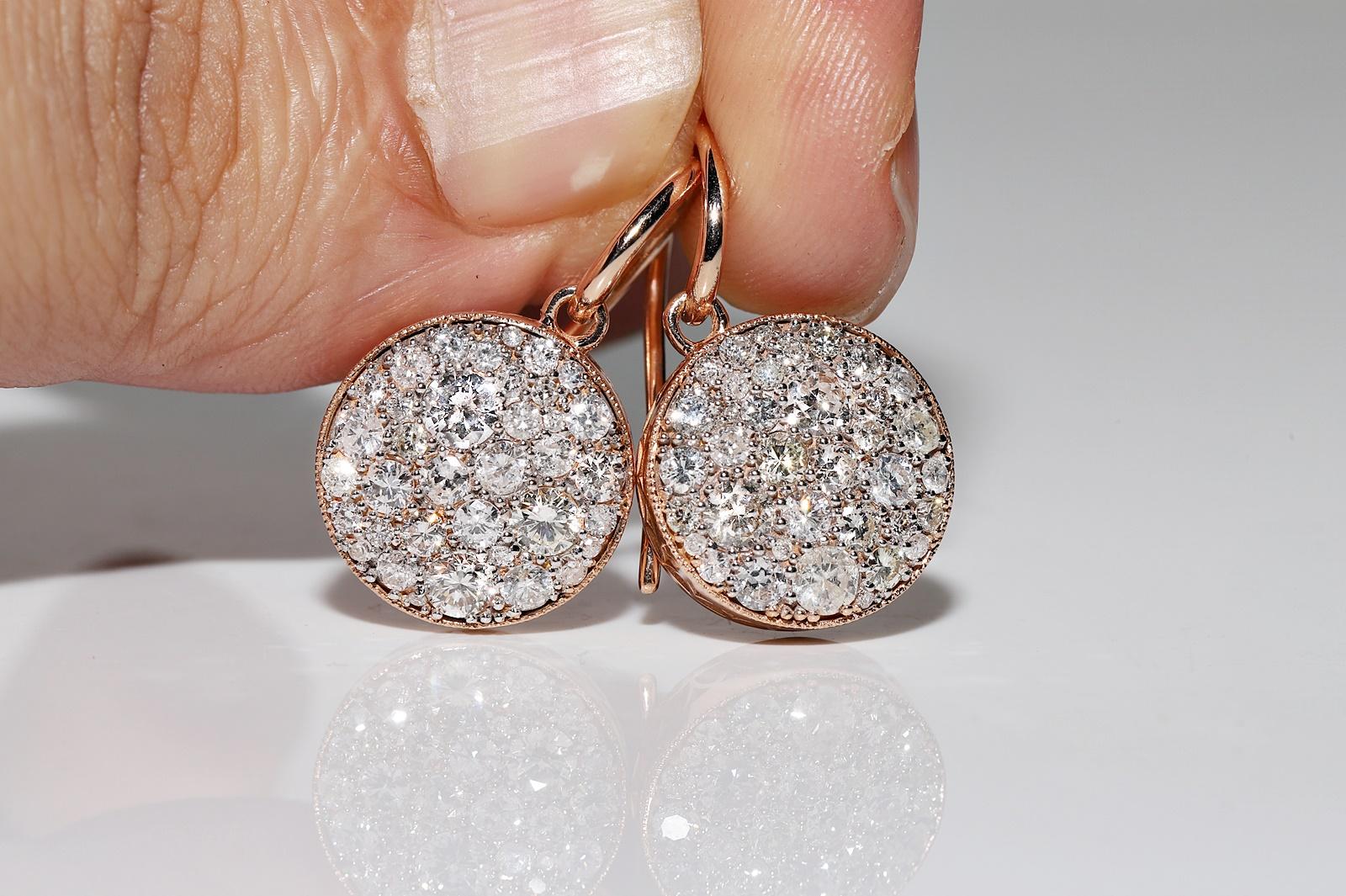 En muy buen estado.
El peso total es de 6,3 gramos.
Totalmente es diamante 2.38 ct.
El diamante es de color H-I y claridad vvs-vs-s1-s2-s3.
Ponte en contacto para cualquier pregunta.