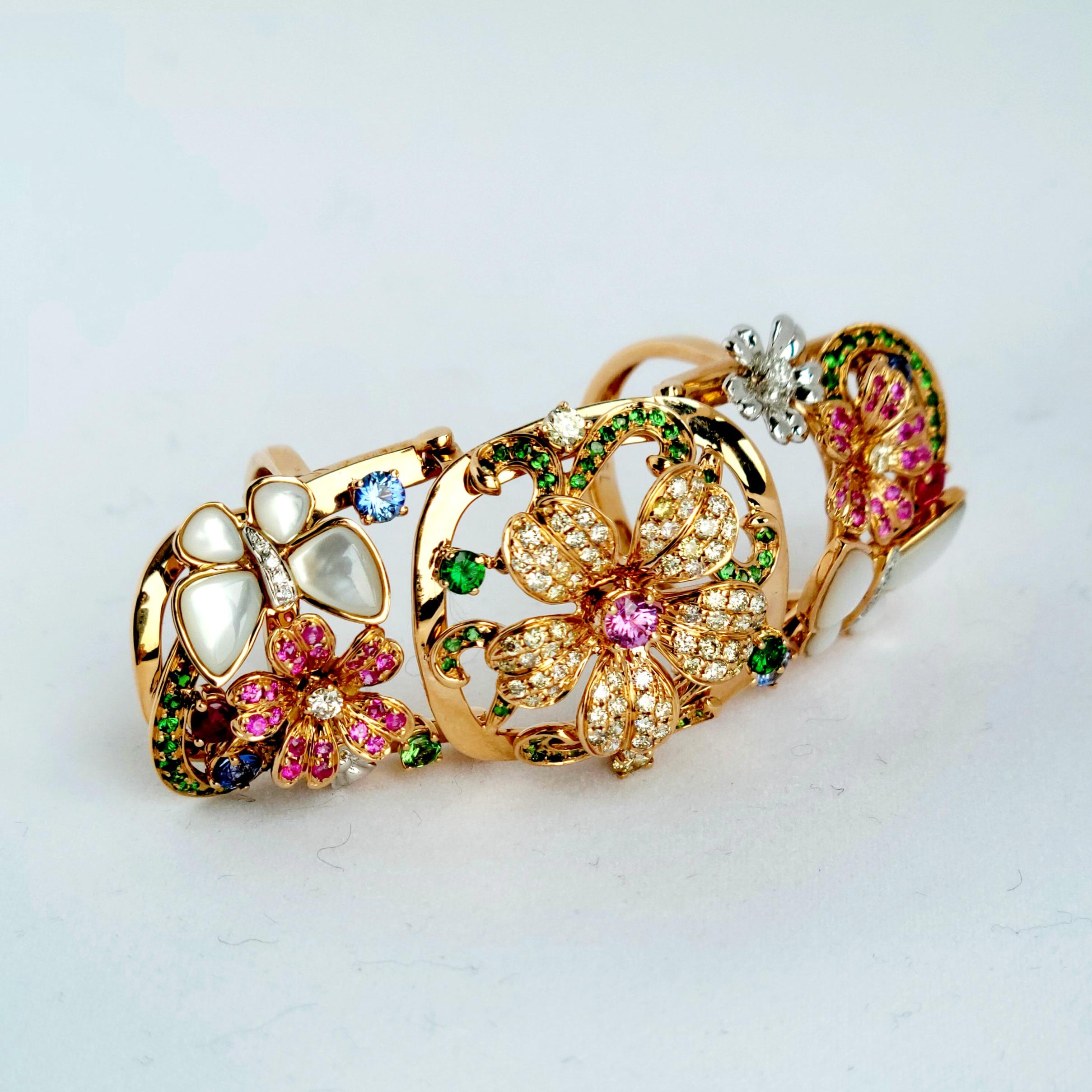 Bague fleur en or 18 carats, unique en son genre, avec papillon et plusieurs fleurs en vente 1