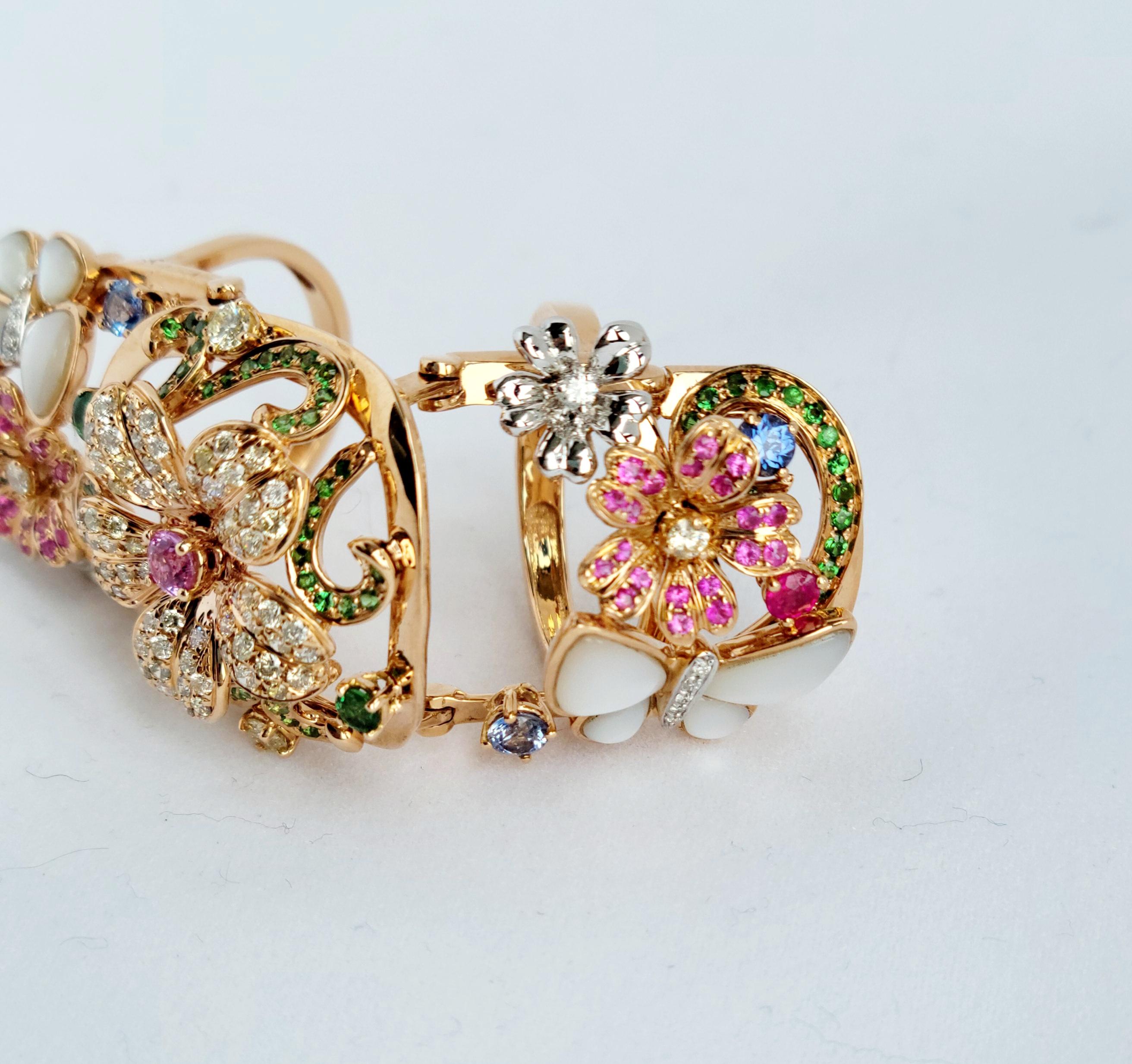 18 Karat Gold Einzigartiger Blumenfeldring mit Schmetterling und mehreren Blumen im Angebot 2