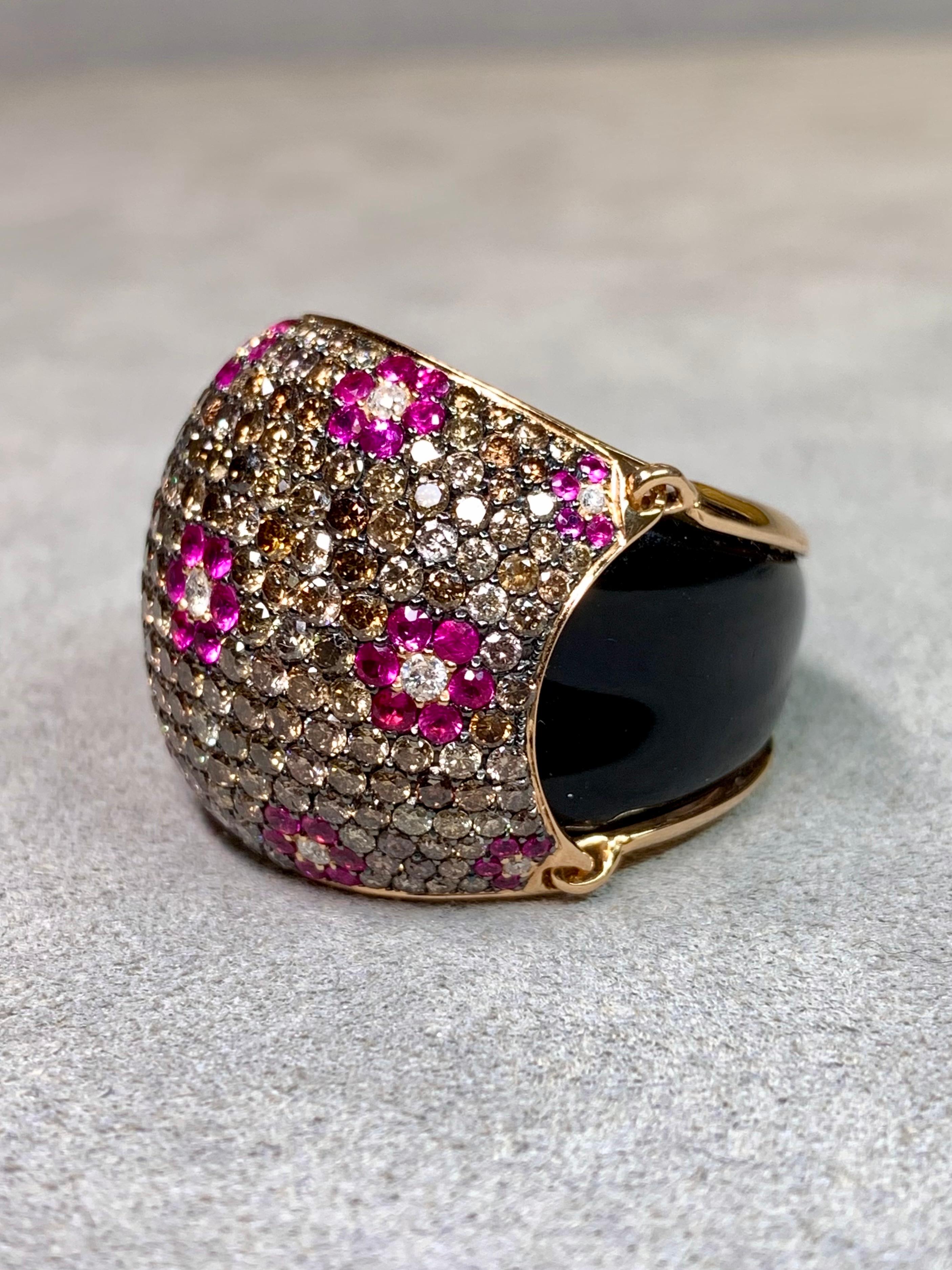 
Cette bague de style bombé, de fabrication italienne, présente une architecture audacieuse, une texture riche et un savoir-faire artisanal exceptionnel. Sculptée dans de l'onyx noir et encadrée d'un luxueux or rose 18 carats, la bague présente un
