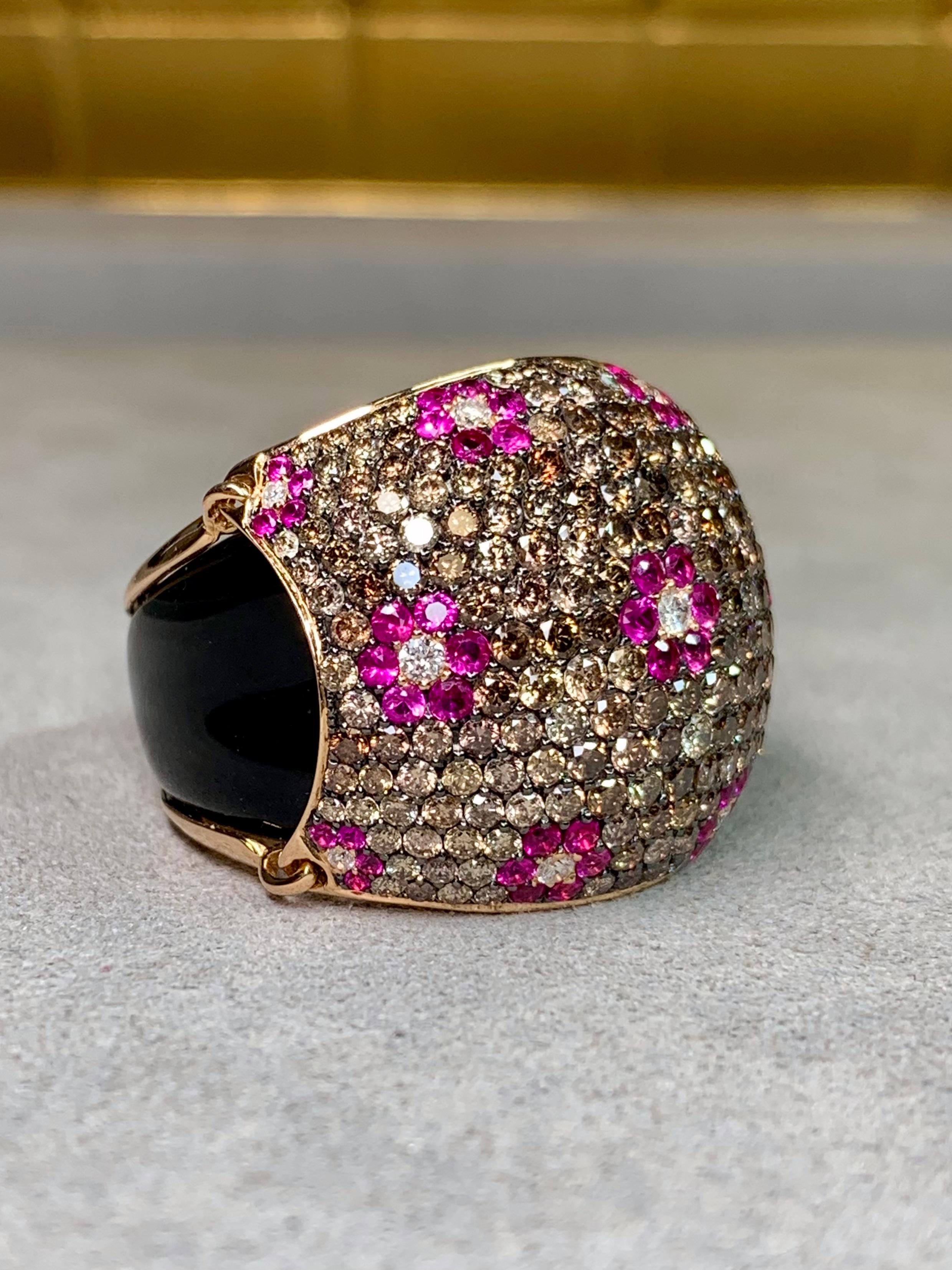 Taille ronde Or rose 18K Onyx Diamant brun Saphir rose  Bombe florale bague cocktail en vente