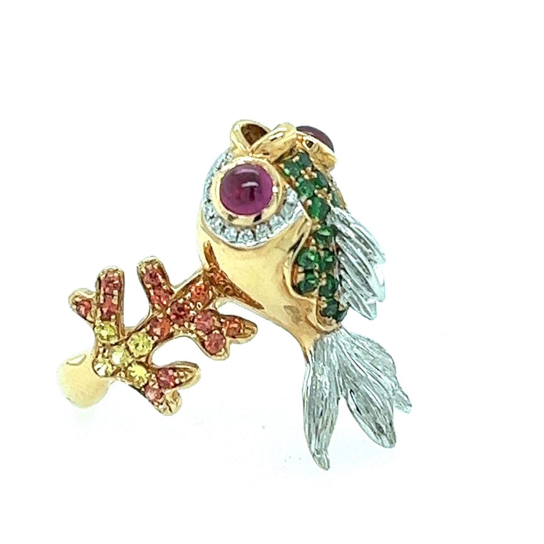 18 Karat Roségold Orange Saphir & Rubin Gold Fischring mit Diamanten

22 Diamanten - 0,10 CT
19 Grüne Granate - 0,43 CT
34 Orangefarbene Saphire - 0,62 CT
2 Rubine - 0,73 CT
18K Rose Gold - 8.40 GM

Dieser bezaubernde und exquisite Ring in Form