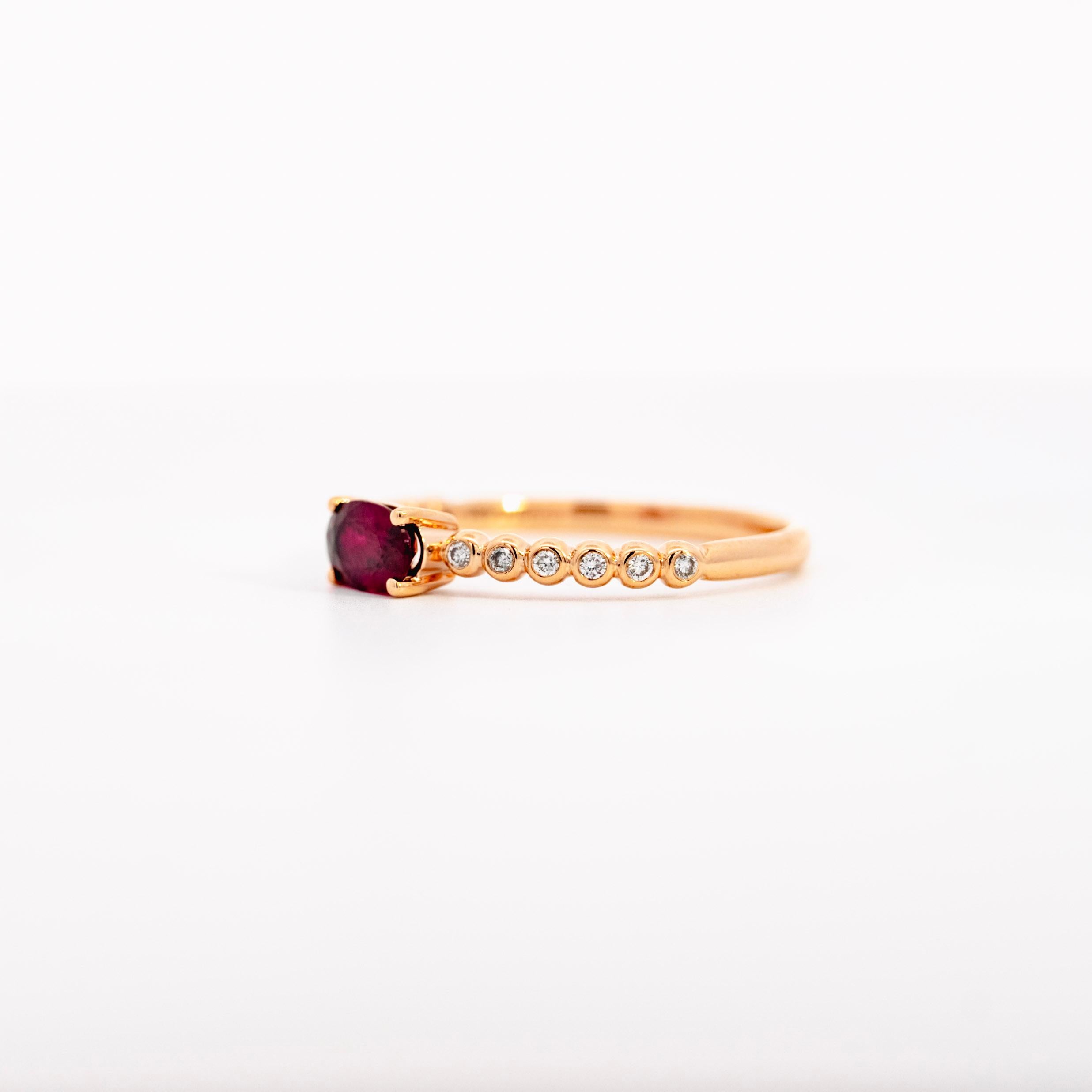 18K Rose Gold Oval Cut Natural Ruby and Bezel Set Diamond Ribbed Stackable Ring  In New Condition For Sale In Miami, FL