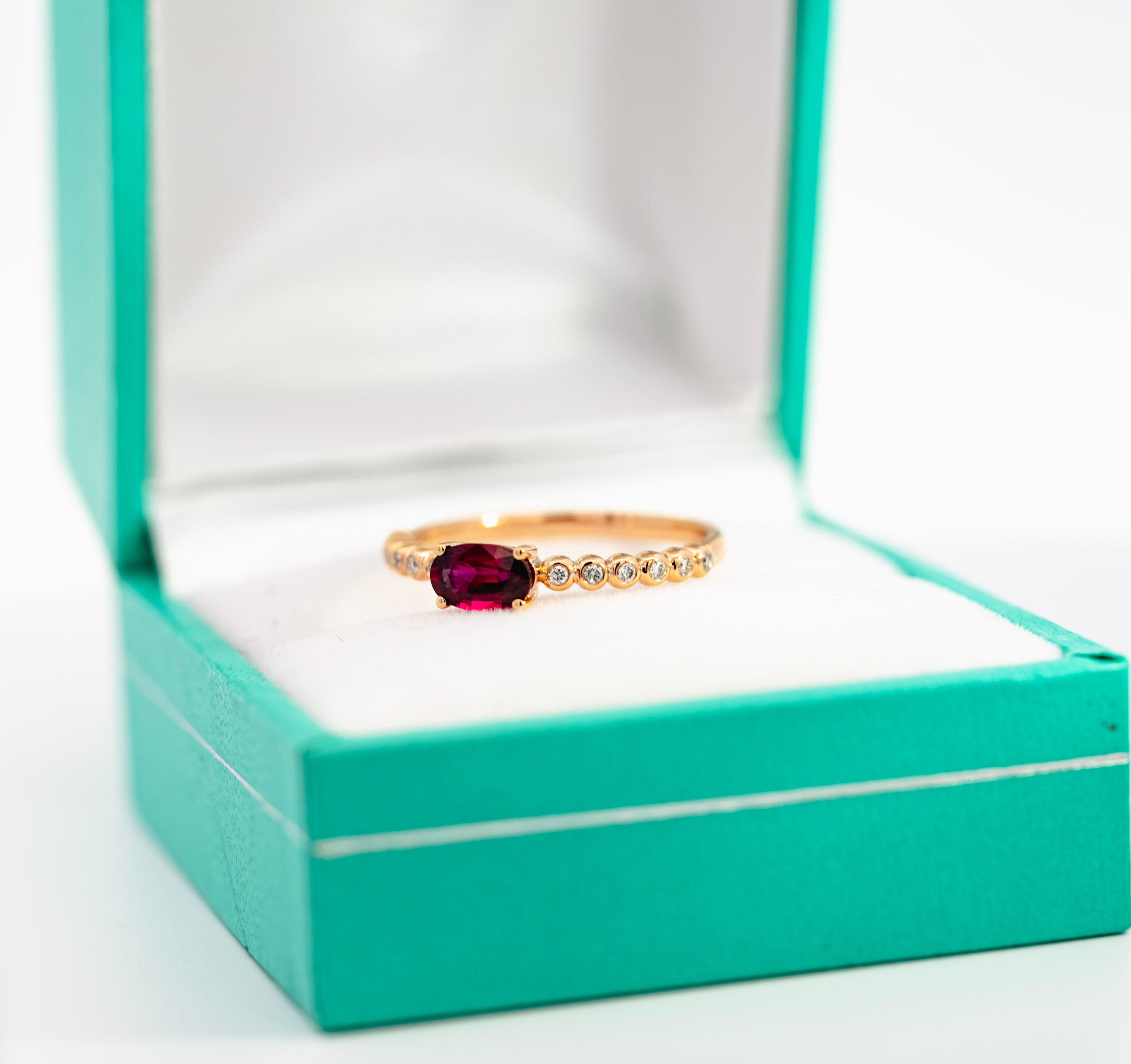 Bague empilable en or rose 18 carats, rubis naturel de taille ovale et diamants sertis en serti clos  Neuf - En vente à Miami, FL