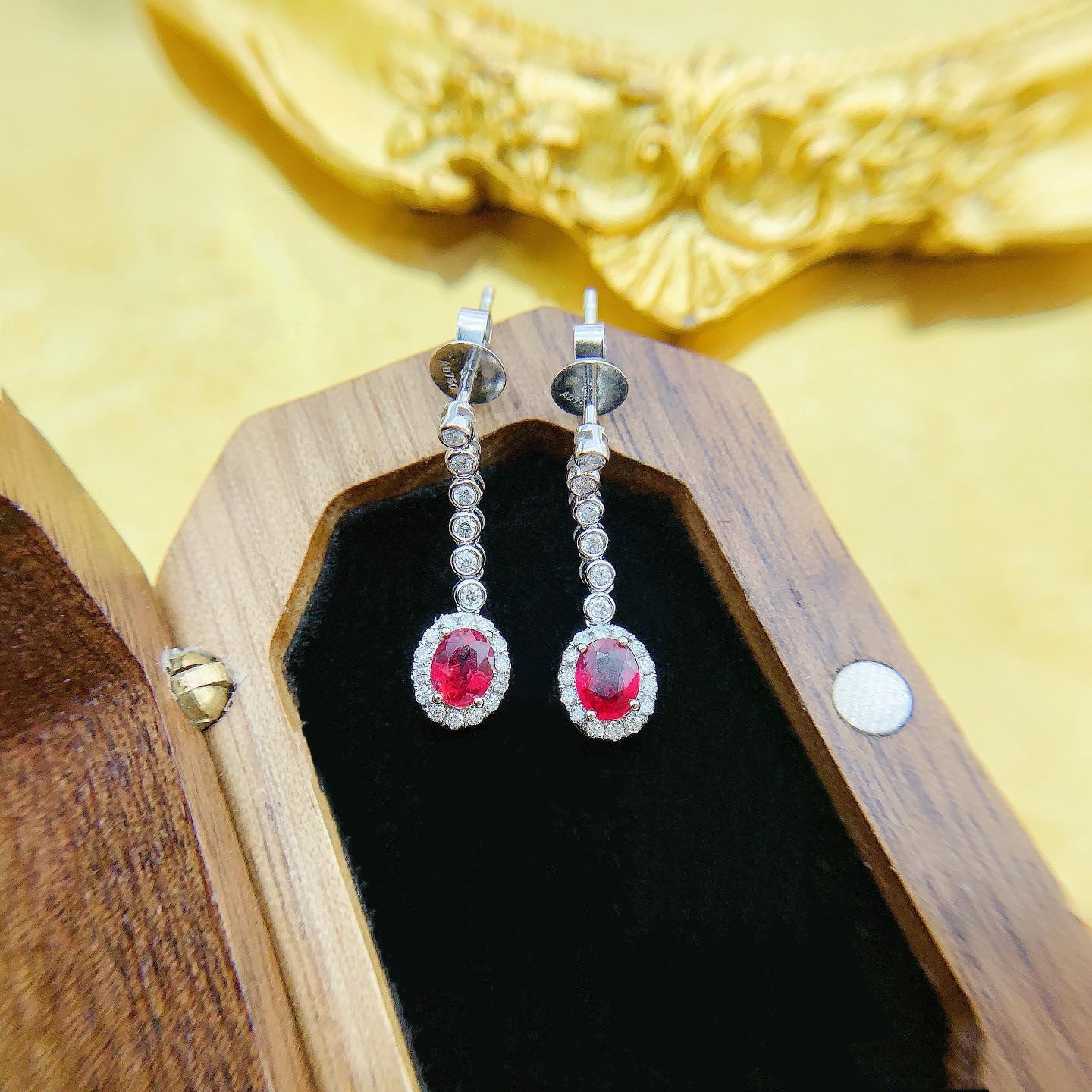 Moderno Orecchini a bolla con rubino ovale aureolato in oro rosa 18K e diamanti Nature in vendita