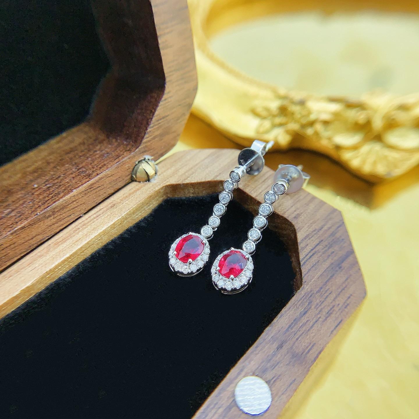Orecchini a bolla con rubino ovale aureolato in oro rosa 18K e diamanti Nature In condizioni Nuovo in vendita a Hong Kong, HK