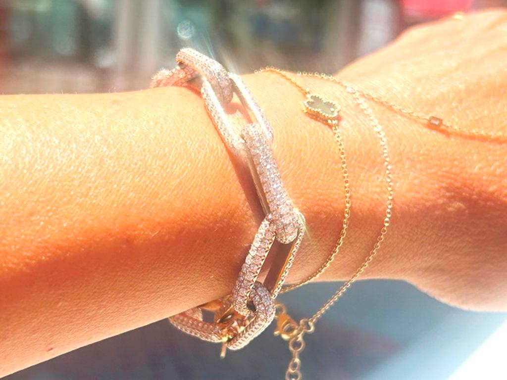 18KRG Pave' Oval lInk Diamant-Armband 18,7Kt 

Absolutley atemberaubende dies ist ein muss haben Diamant-Armband ... dieses moderne Rose Gold oval Link Diamant-Armband strahlt Eleganz und Raffinesse.
 
Diamanten 

970 runde Diamanten = 18,7 Karat