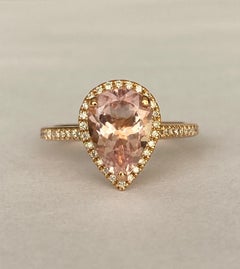 Anillo de diamantes con halo y morganita de talla pera en oro rosa de 18 quilates