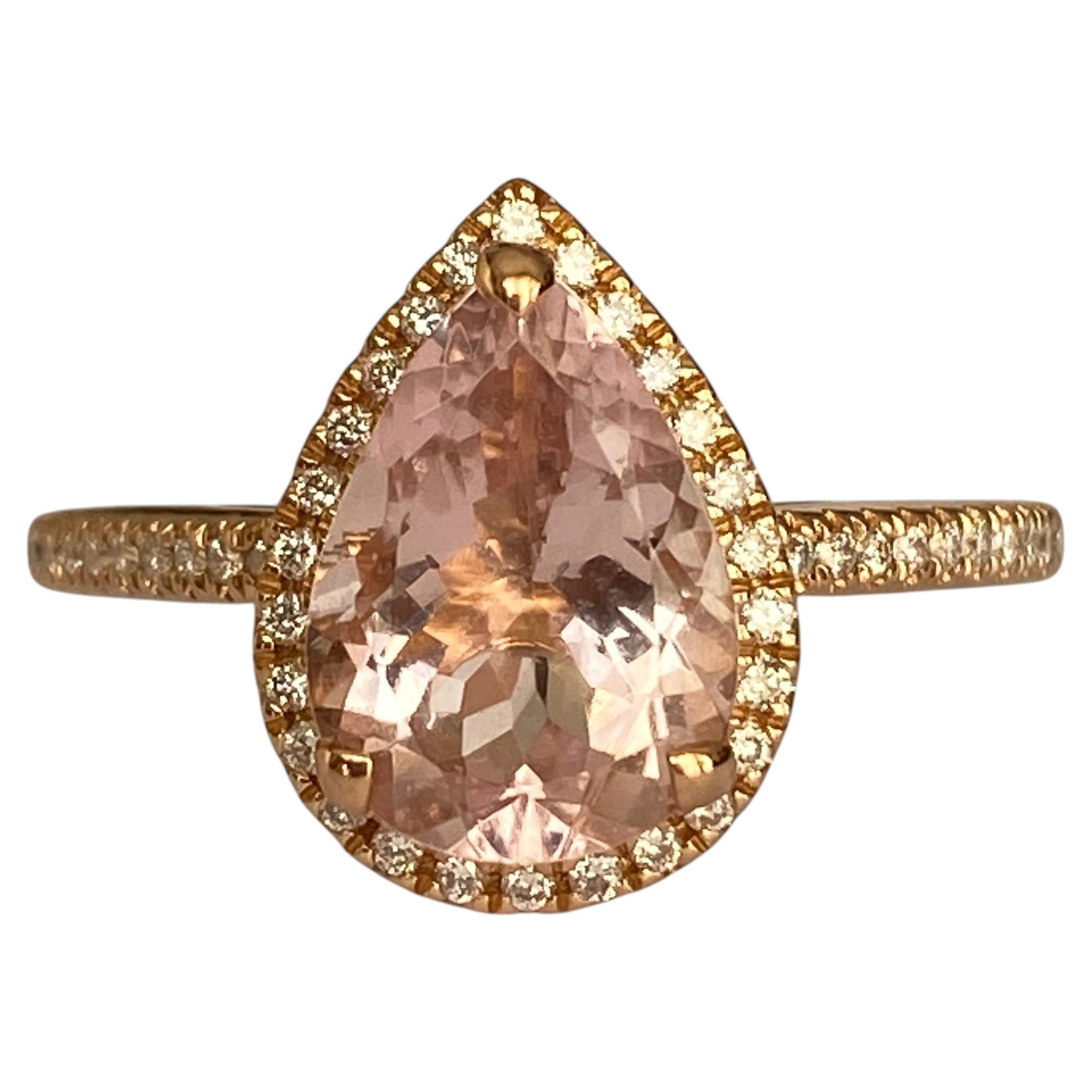 Anello in oro rosa 18 carati con morganite taglio a pera e diamanti a halo