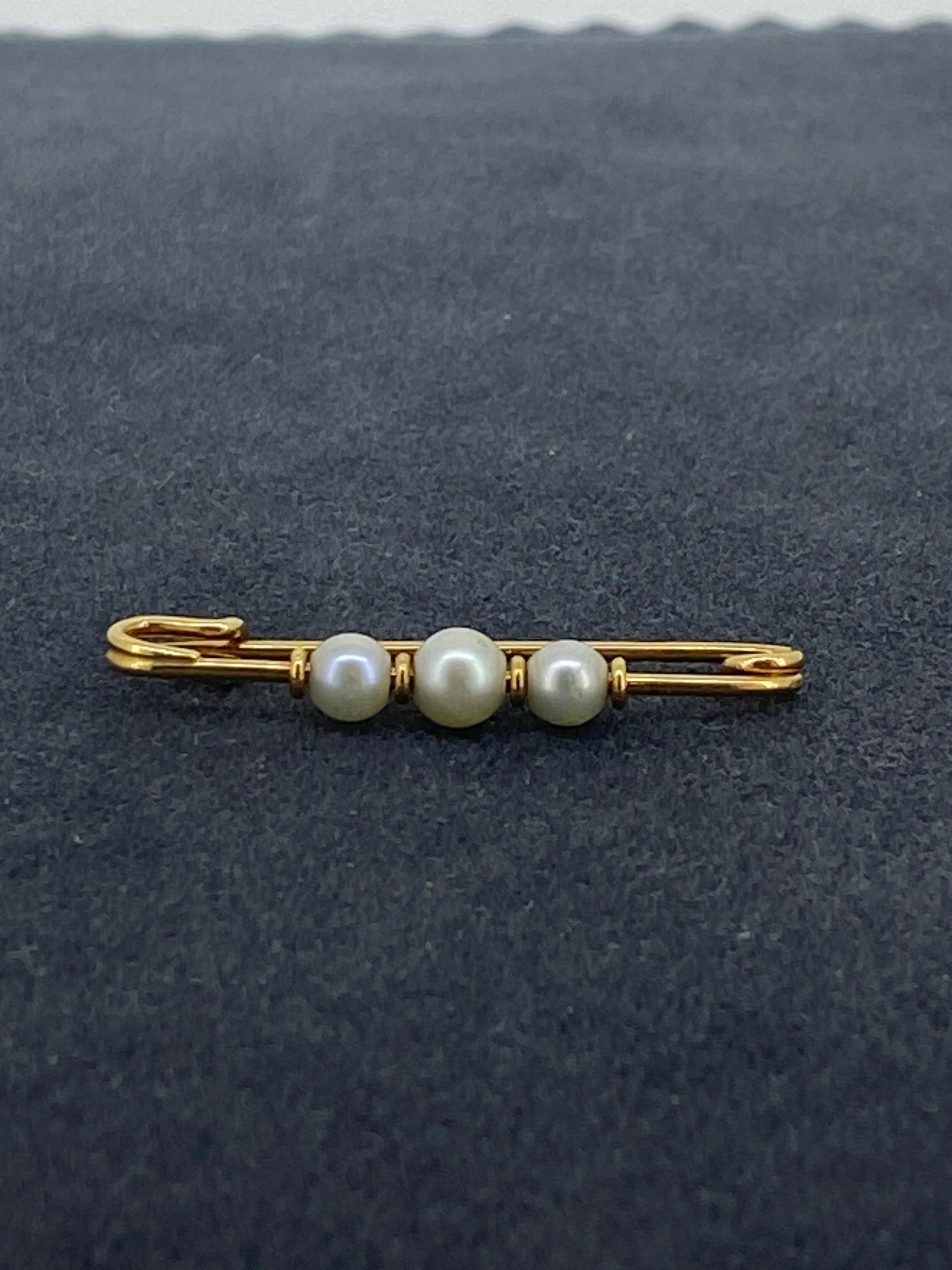 Add a touch of vintage glamour to your outfit with this stunning 18K rose gold pin from the 1950s. 

The pin features three round pearls (4mm - 5.5mm), set in a delicate design, 
creating a timeless and elegant look. 

The Italian hallmarks on this