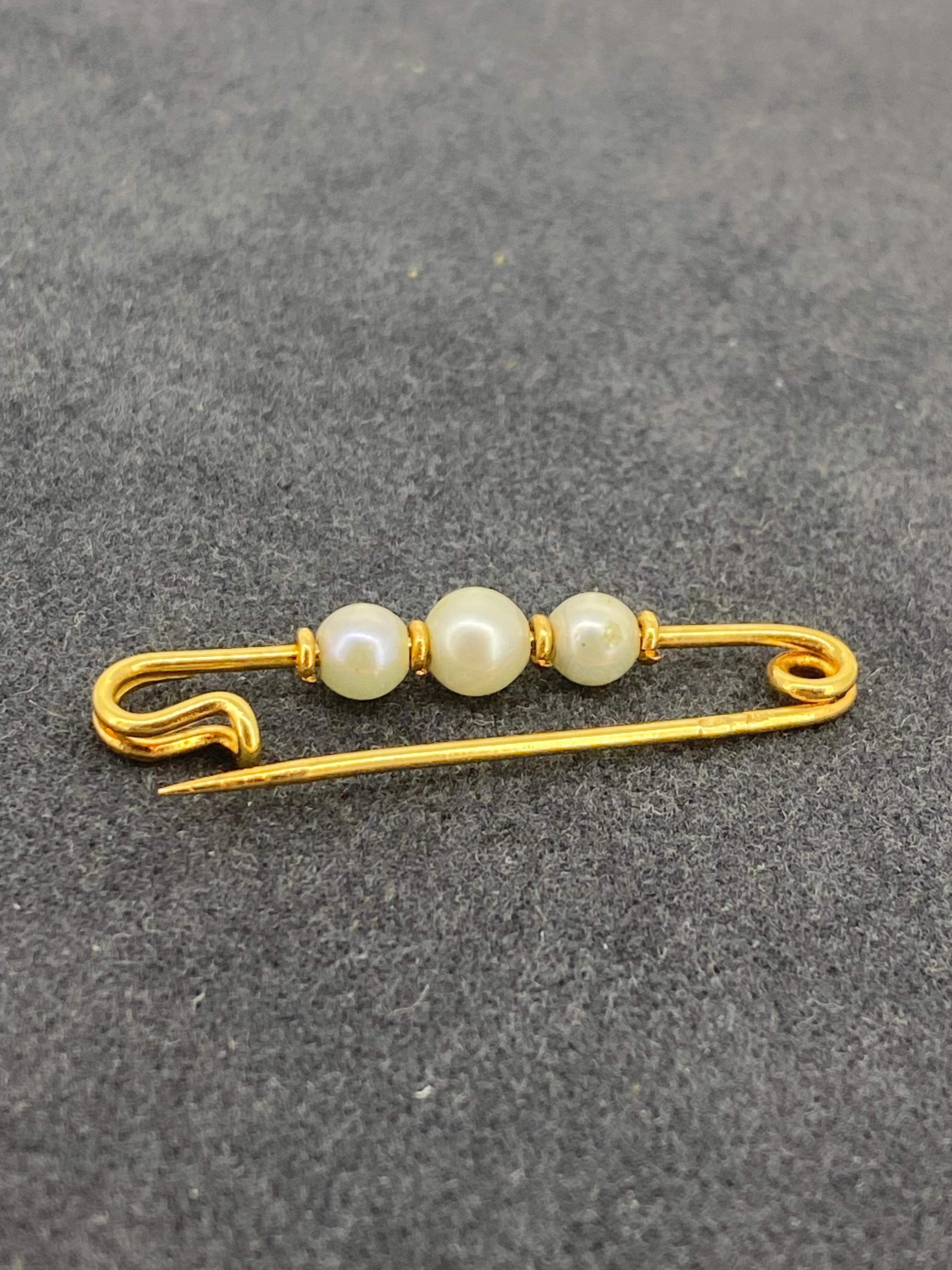 18K Rose Gold & Pearl Vintage 1950's Pin. Italian hallmarks. In Excellent Condition In MELBOURNE, AU