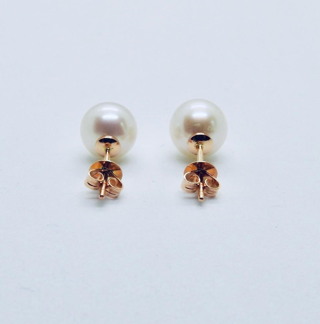 SÉLÉNÉ :18K Rose gold, green tourmalines and pearls pair of stud earrings by Frederique Berman.
Bearing the name of luminous and beautiful Greek goddess of full moon, the Séléné pearl stud earrings are the best makeup : they bring a drop of light on