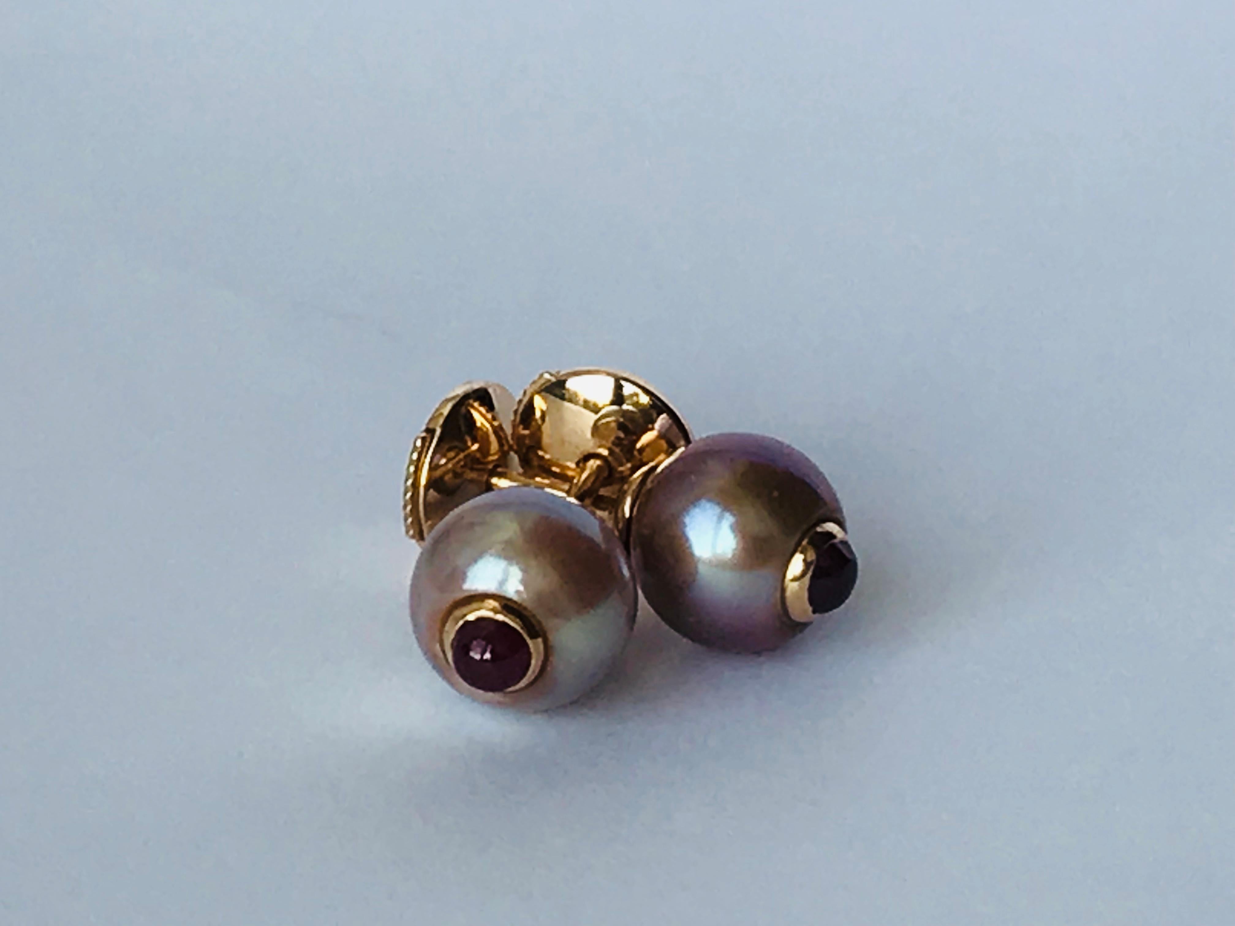 SÉLÉNÉ : 18K Rose gold, Cabochon rubies and pearls pair of stud earrings by Frederique Berman.
Bearing the name of luminous and beautiful Greek goddess of full moon, the Séléné pearl stud earrings are the best makeup : they bring a drop of light on