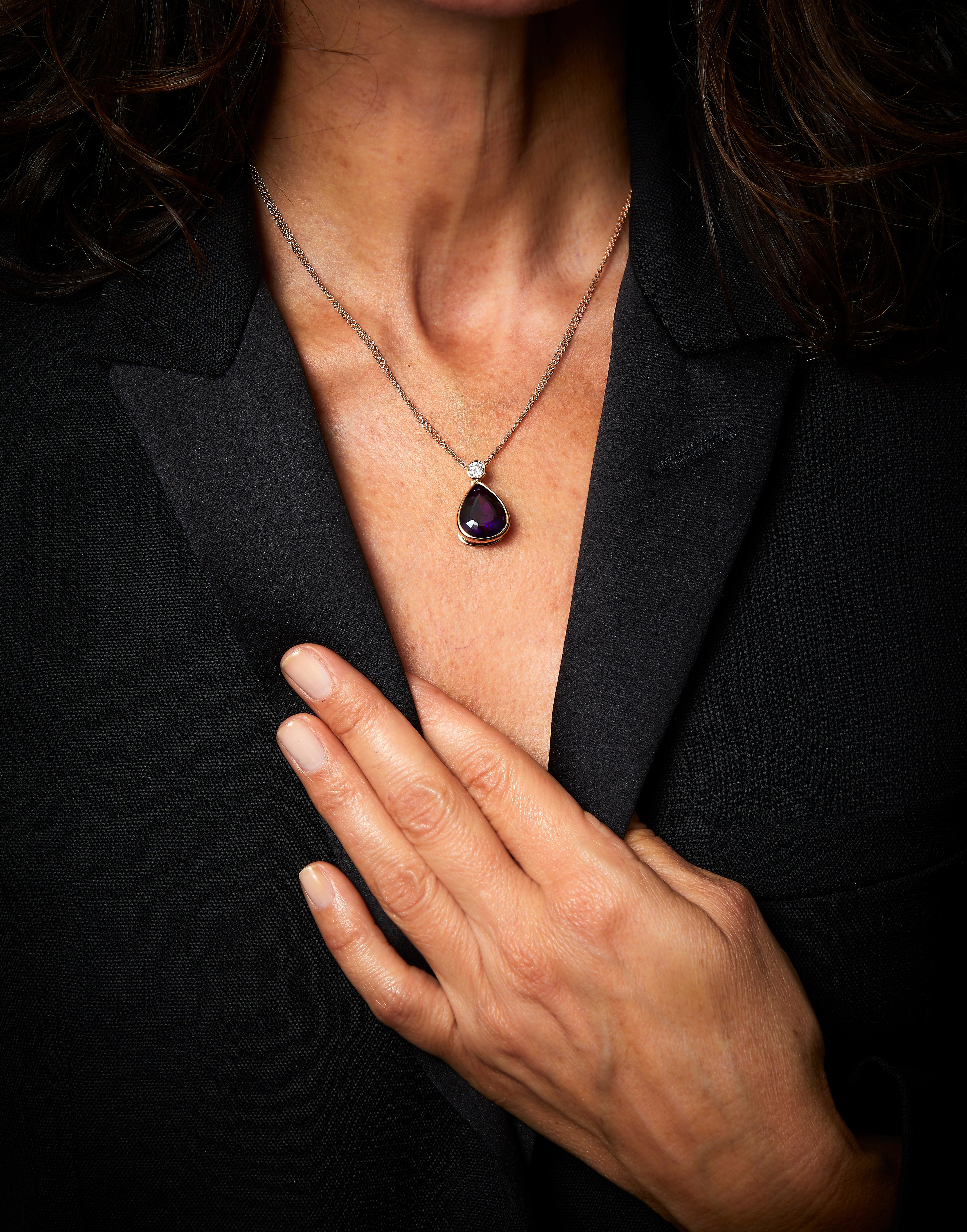 Designed by Eva Soussana, artist and founder of Hera-Jewellery, this sensual, elegant and refined pendant necklace from the 
