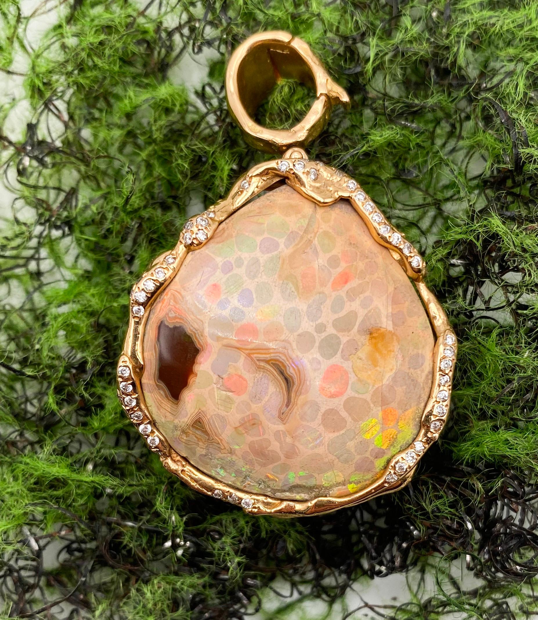 18 Karat Rose Gold Pendant with Ethiopian Opal and Diamonds In New Condition For Sale In Milan, IT