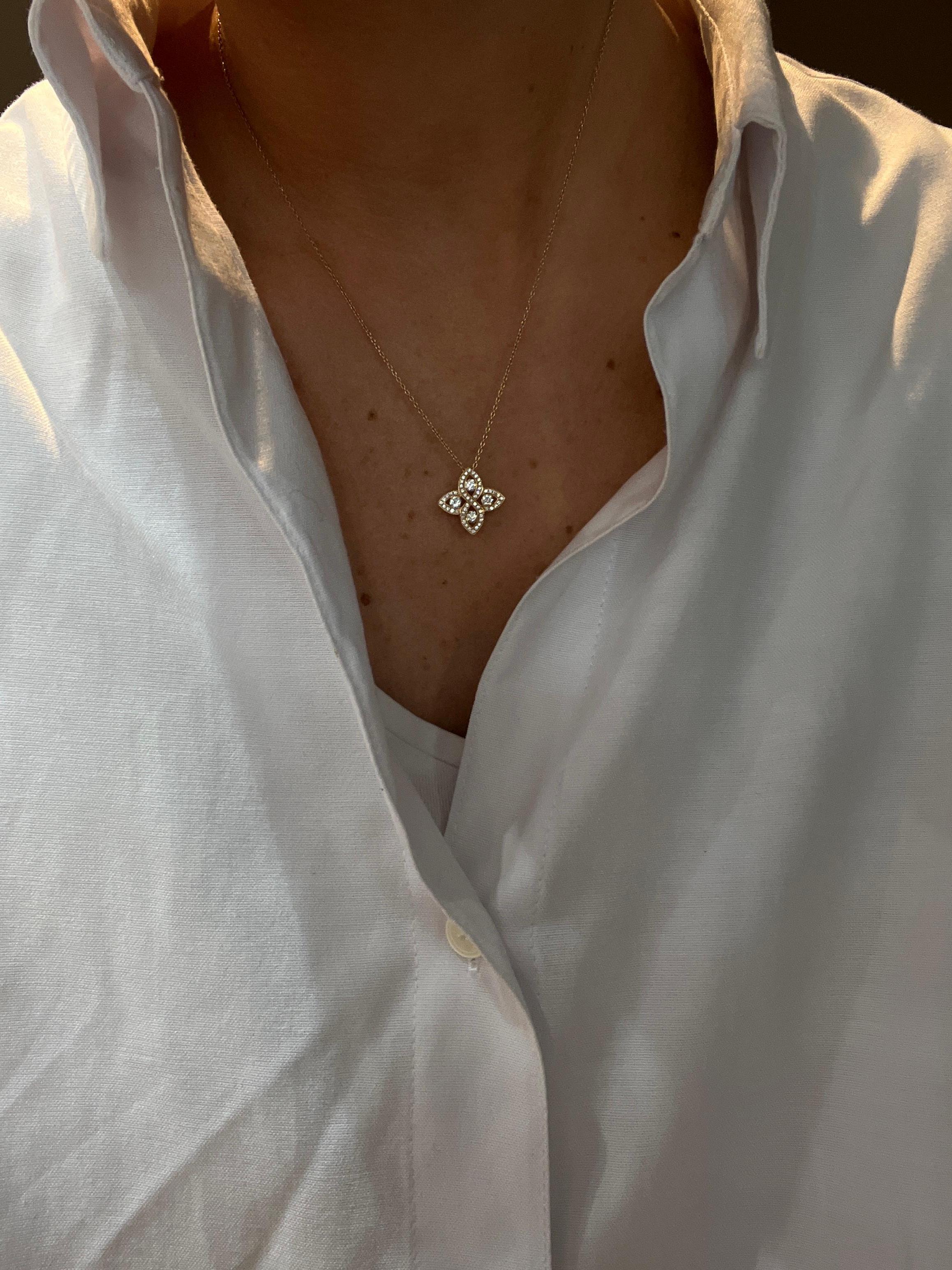 Taille brillant Pendentif en or rose 18 carats à motif de fleur stylisée et diamants en vente