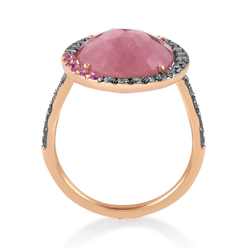 Like a sunset's blaze captured in the early evening dew, this ring was designed to mesmerize. 18K rose gold is patterned with a row of diamonds early in the band's rise, and then plateaus into a gorgeous display of pink quartz.
Ring Size: 7