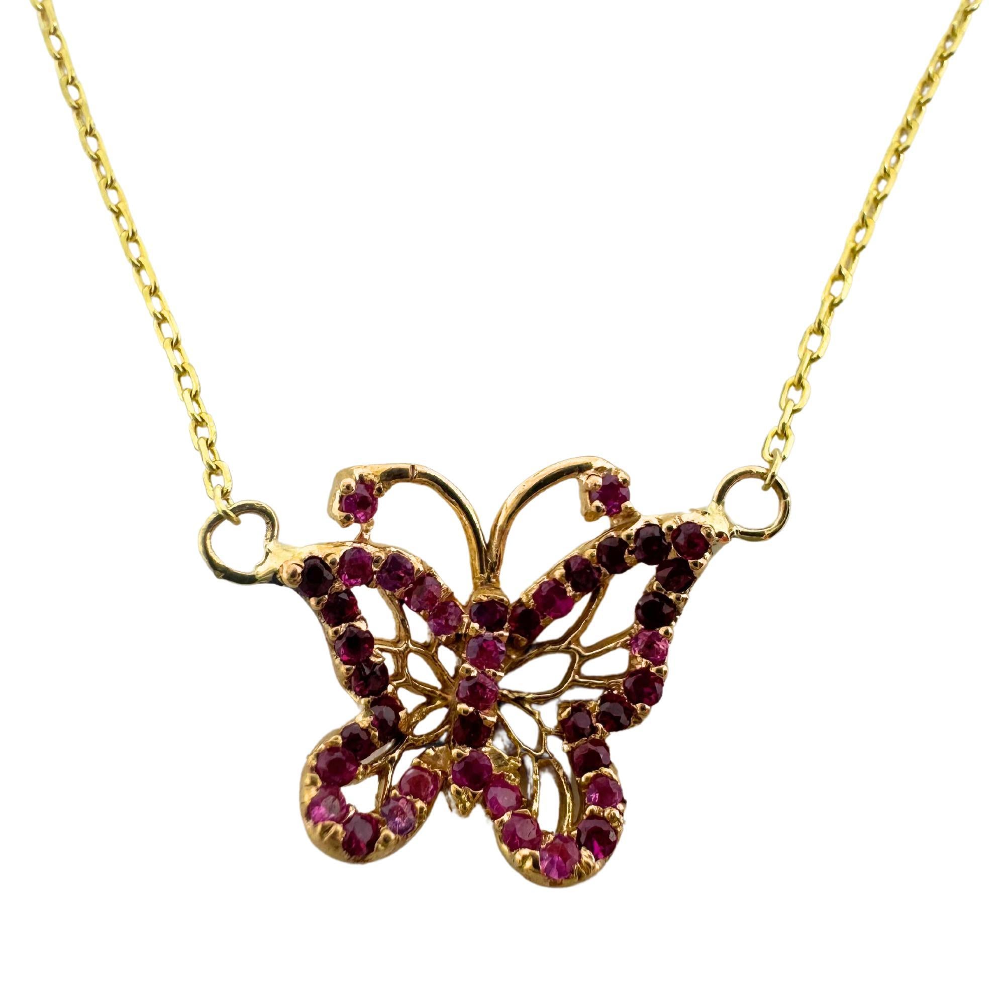 Collana di farfalle in oro rosa 18K con catena in oro giallo 14K. 2,0 grammi, catena da 16 pollici, ciondolo da 0,50 pollici. Il ciondolo a farfalla, realizzato in oro rosa 18 carati, presenta 0,14 carati di zaffiro rosa e pende da una catena in oro