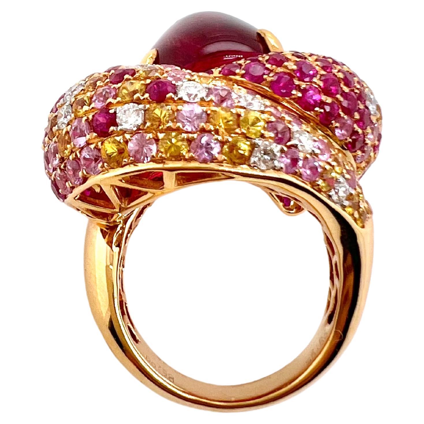Dieser wunderschöne Cabochon-Ring aus rosa Turmalin ist eine Sonderanfertigung, die alle Blicke auf sich zieht.  Die rosafarbenen und gelben Saphire sind zusammen mit den runden Brillanten verstreut und verleihen dem Ring ein Erdbeertörtchen.  Der