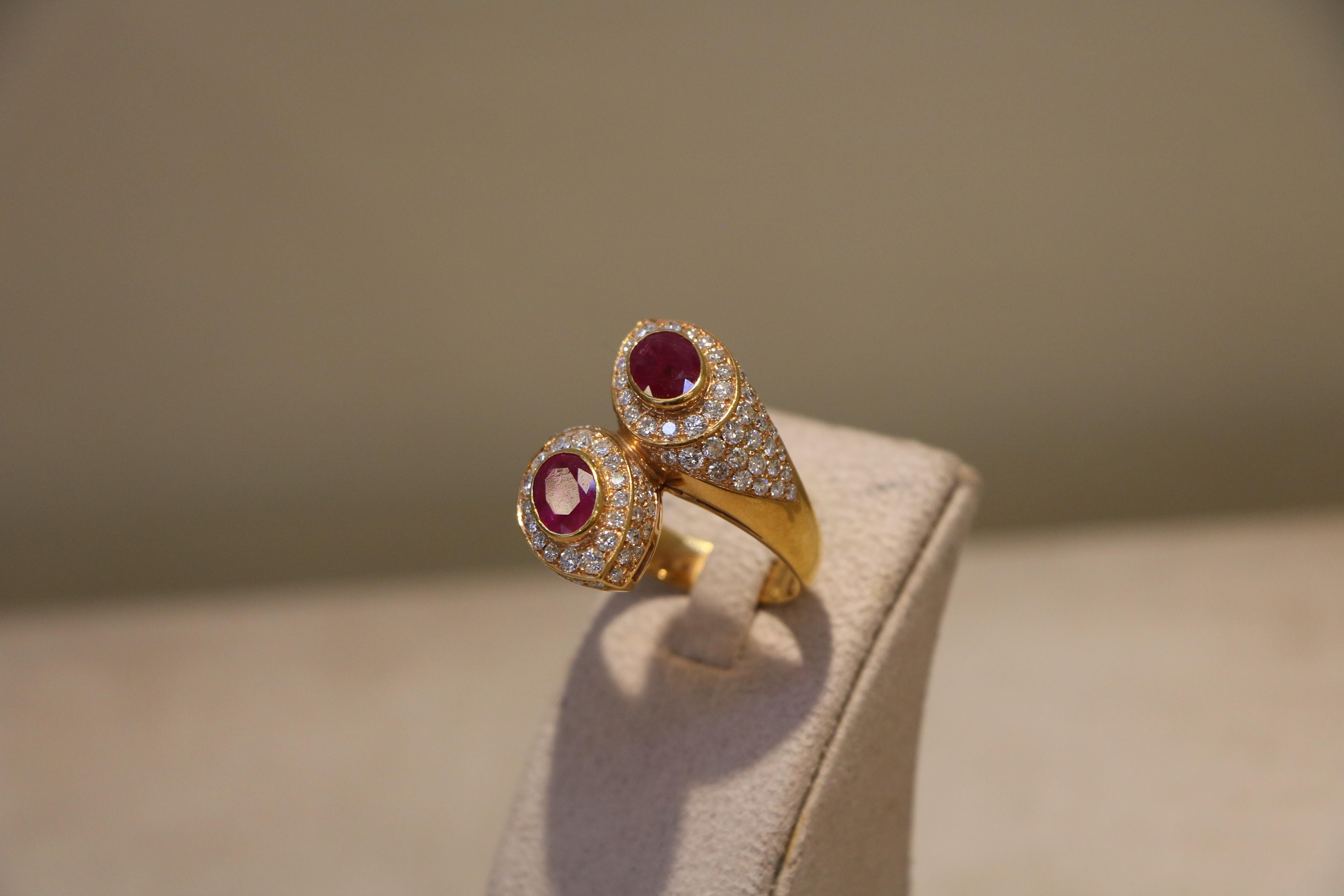 Anello in oro rosa 18K con diamanti e rubini incastonati

Materiale:
oro rosa 18 carati

Peso: 16,31 grammi

Pietre preziose:
Ruby:
2 rubini di una tonalità rossa ricca e intensa.
Taglio ovale/ellittico, incastonato nel cuore di ogni testa