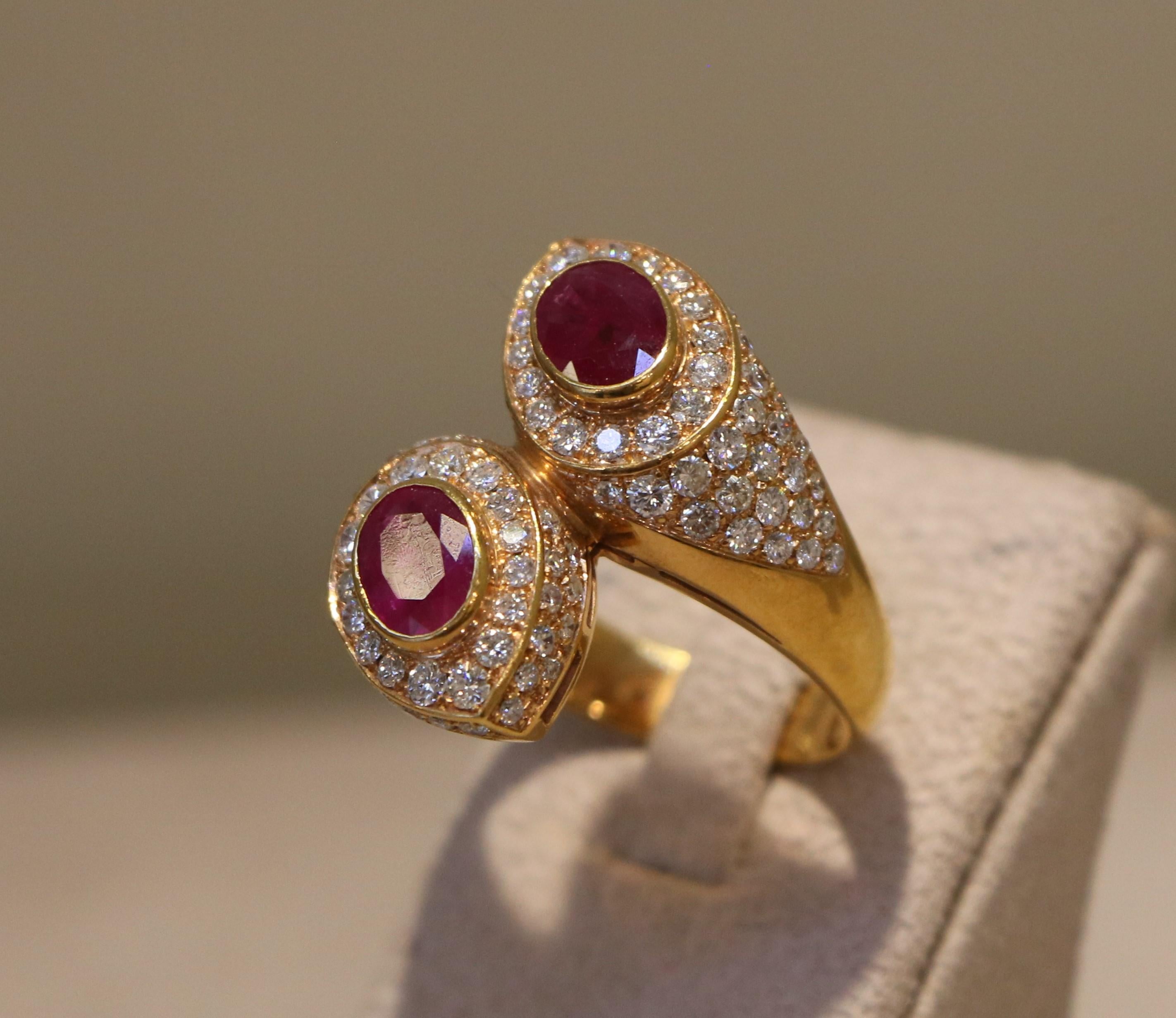 Taglio ovale Anello in oro rosa 18K con diamanti e rubini incastonati in vendita