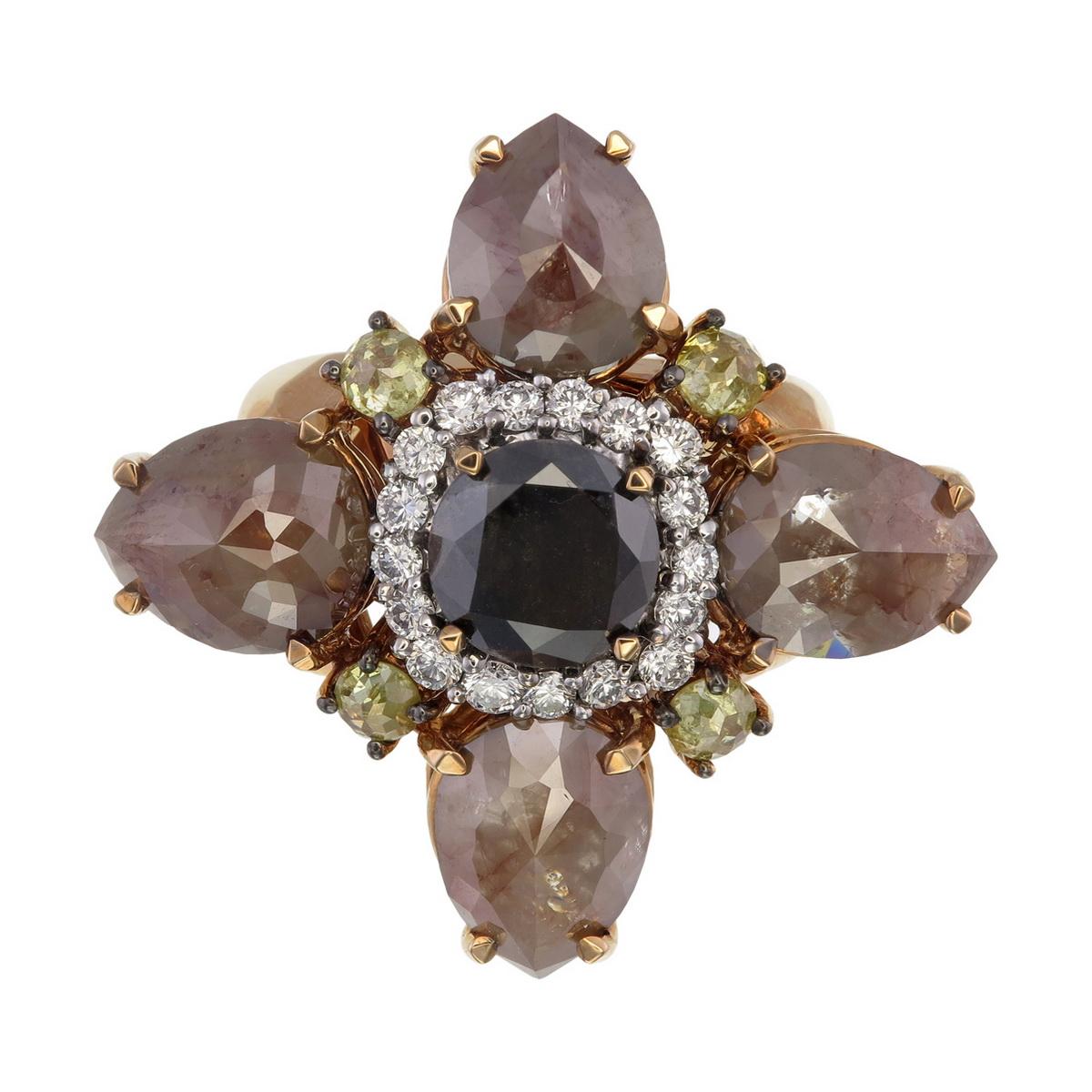 Presentamos este llamativo Anillo de Diamantes Fancy de Color Mixto, una pieza llamativa que combina un color atrevido con una elegante artesanía.

En el centro hay un vibrante racimo de diamantes redondos talla tambuli rosa en una hermosa mezcla de