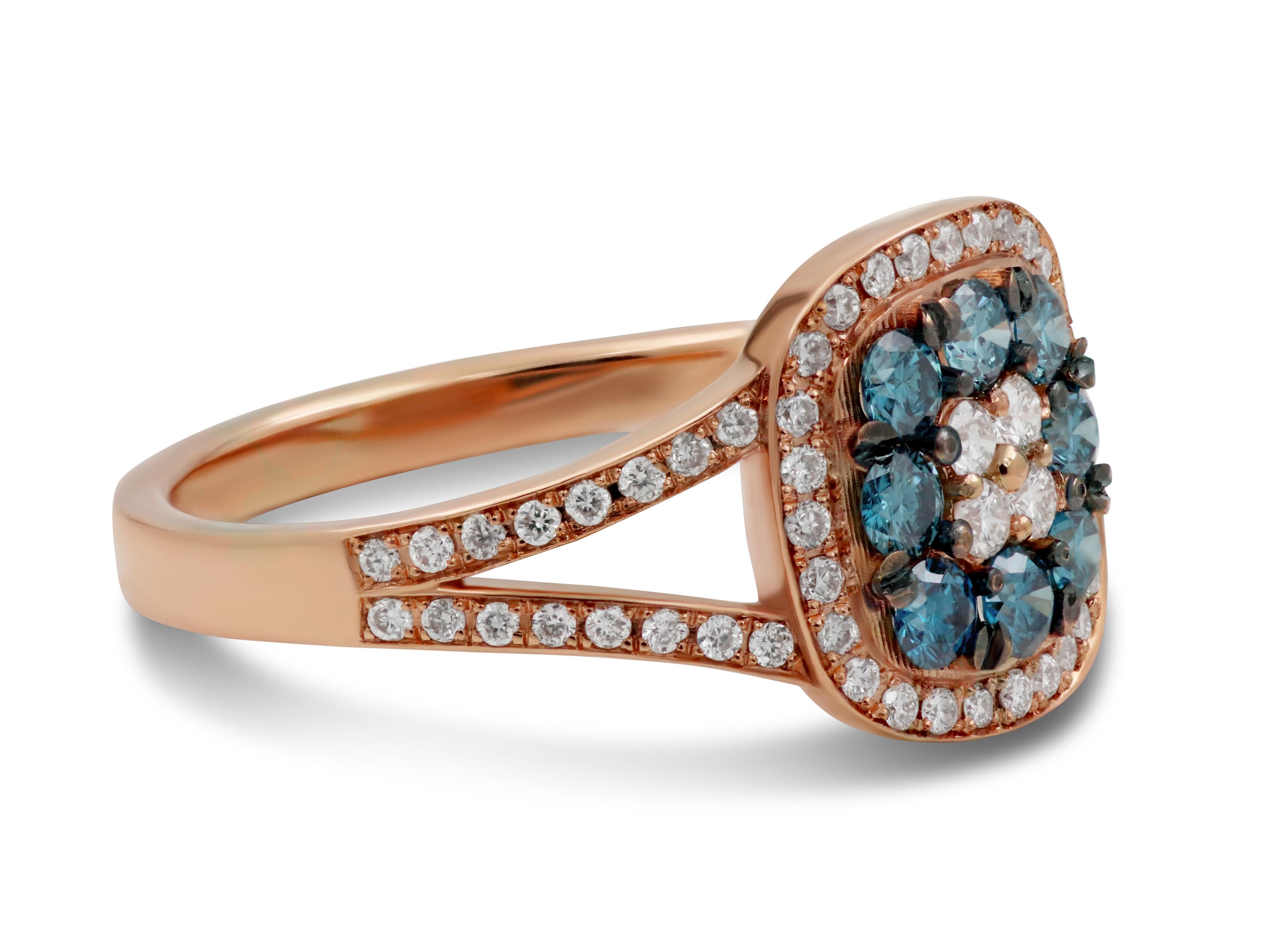 18 Karat Roségold Ring mit blauen und weißen Diamanten (Moderne) im Angebot