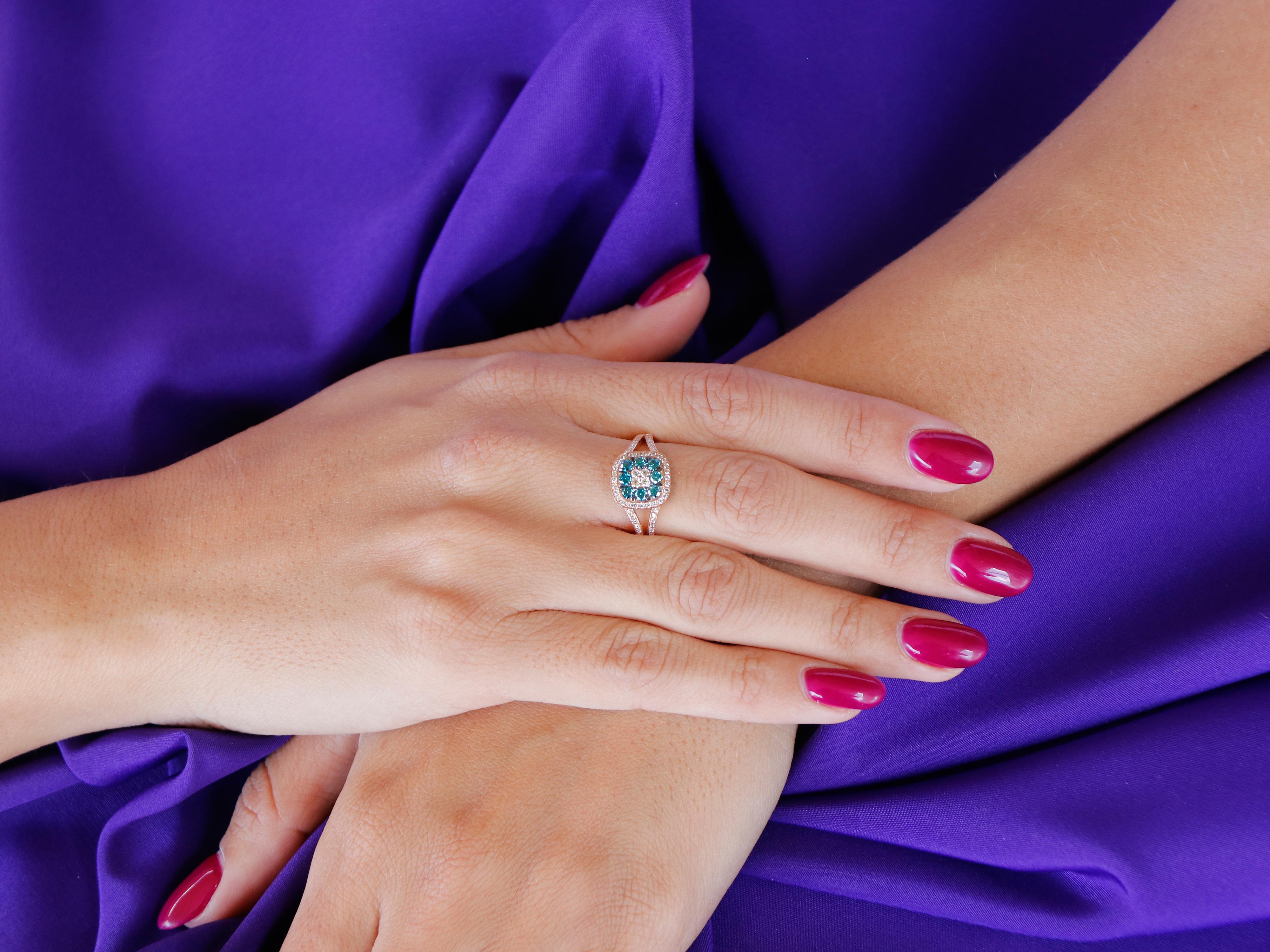 18 Karat Roségold Ring mit blauen und weißen Diamanten im Zustand „Neu“ im Angebot in Athens, GR