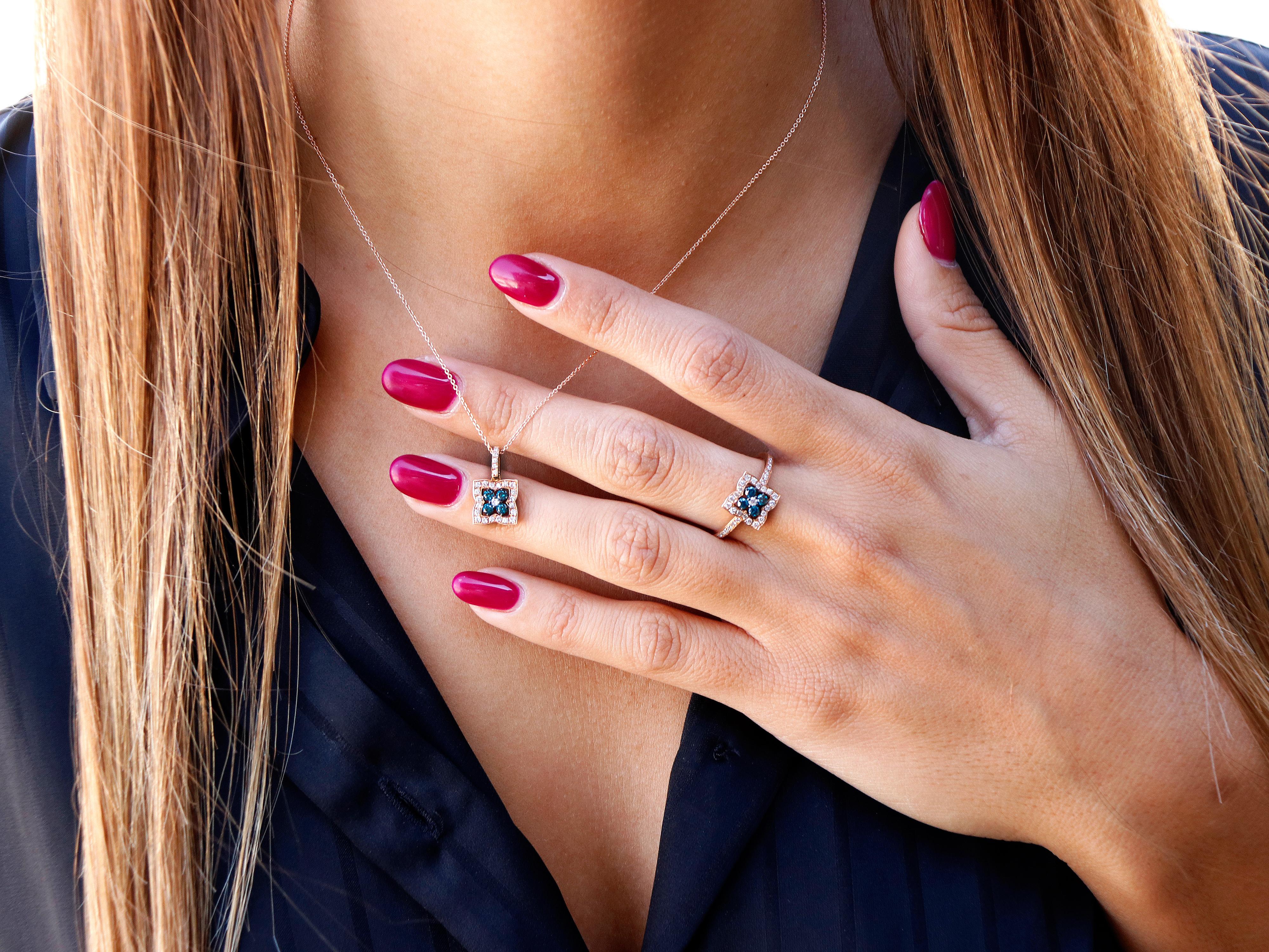 18 Karat Roségold Ring mit blauen und weißen Diamanten im Zustand „Neu“ im Angebot in Athens, GR
