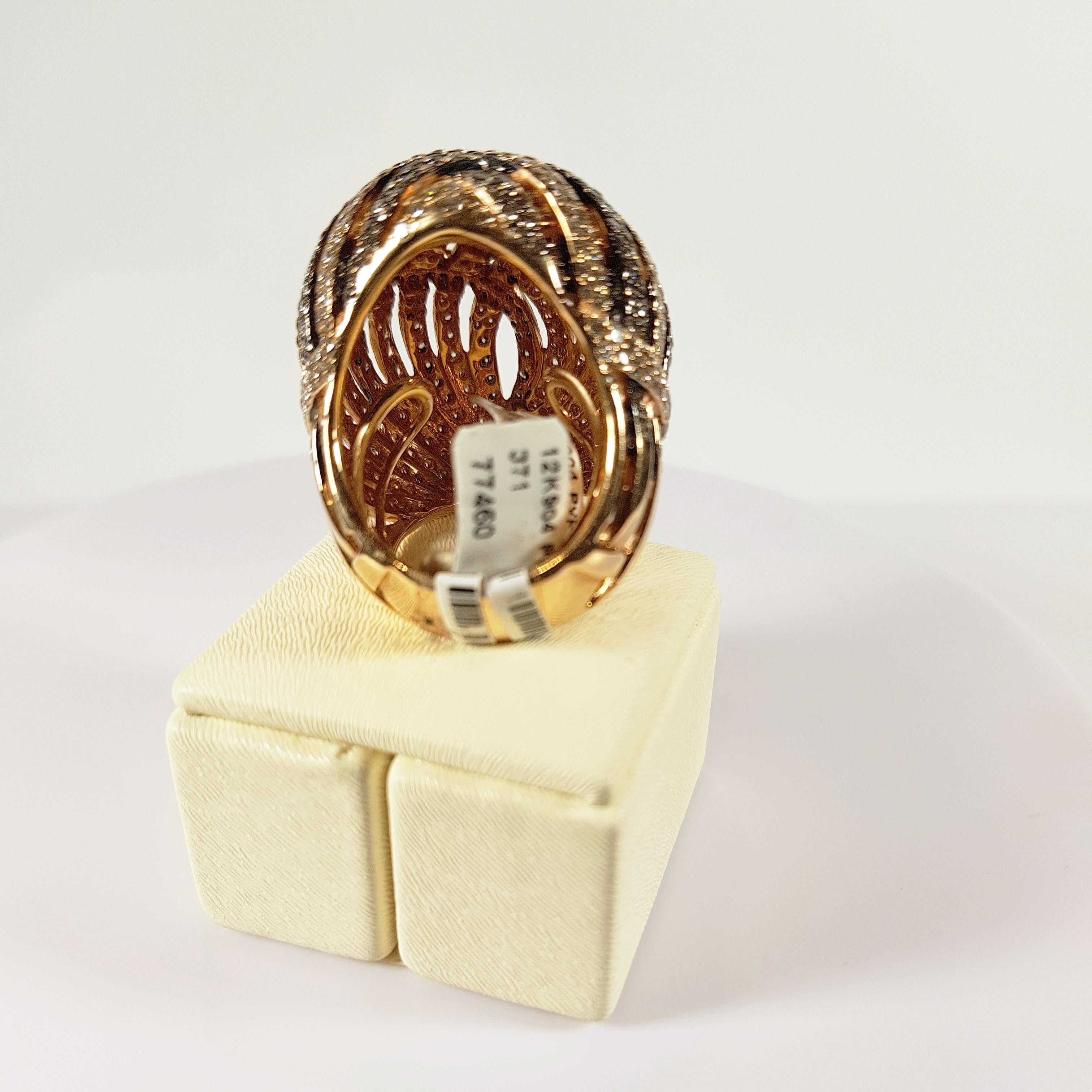 Taille brillant Bague en or rose 18 carats avec diamants bruns et blancs en vente