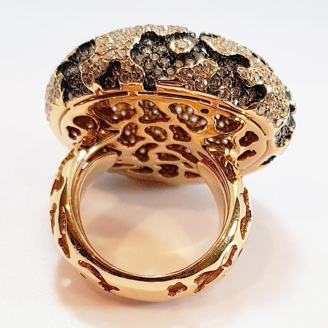 A Volcanic, organic distribtion of diamond magma in a curvisome and grandiose mushroom shape ring in 18k rose gold and black setting.
Irama Pradera is a Young designer from Spain that searches always for the best gems and combines classic with