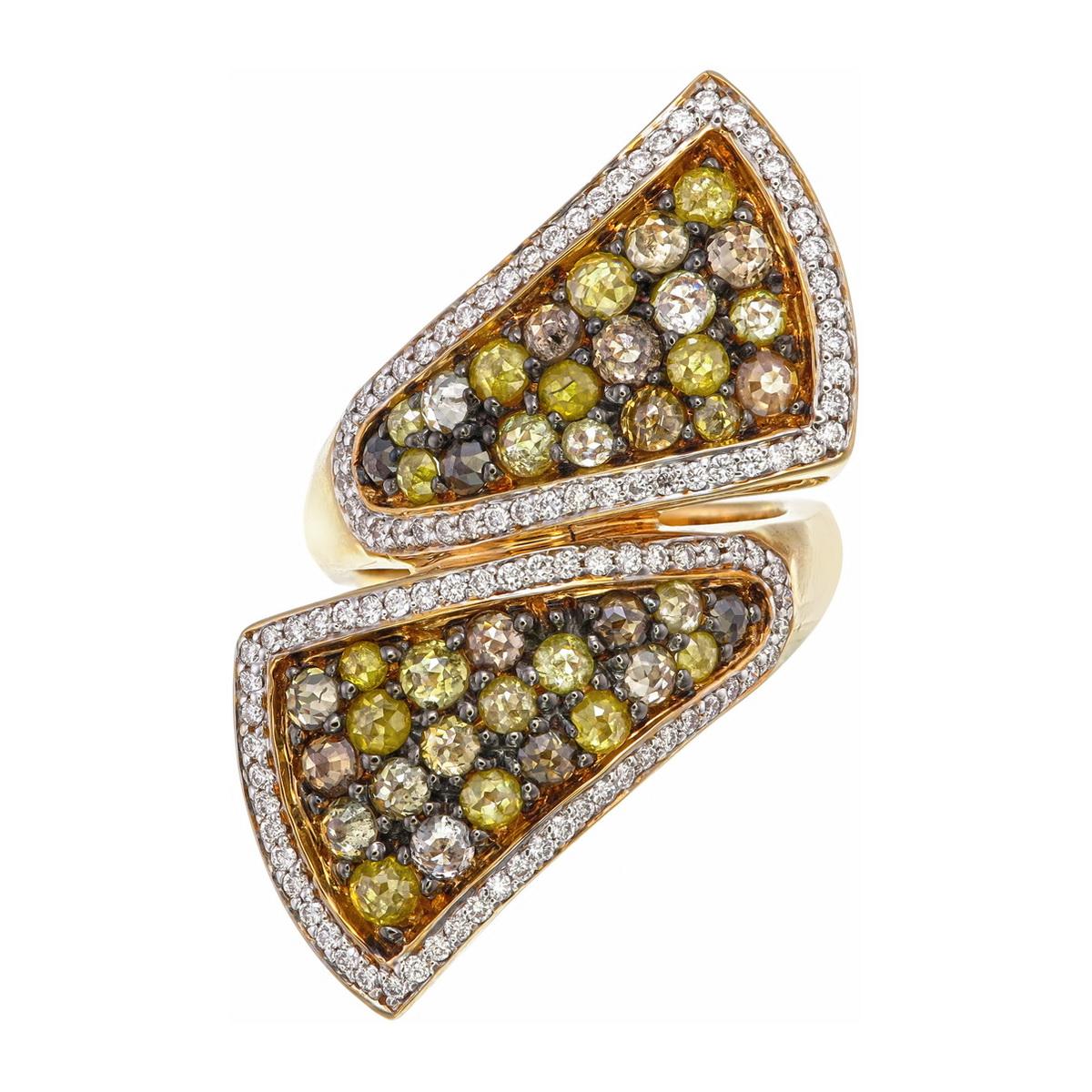 Dieser leuchtende Fancy Mixed Color Diamantring ist ein durchdachtes Design, das leuchtende Edelsteine, reiche Texturen und raffinierte Kunstfertigkeit zu einem unvergesslichen Stück vereint.

Diese einzigartige Kreation weist in der Mitte zwei