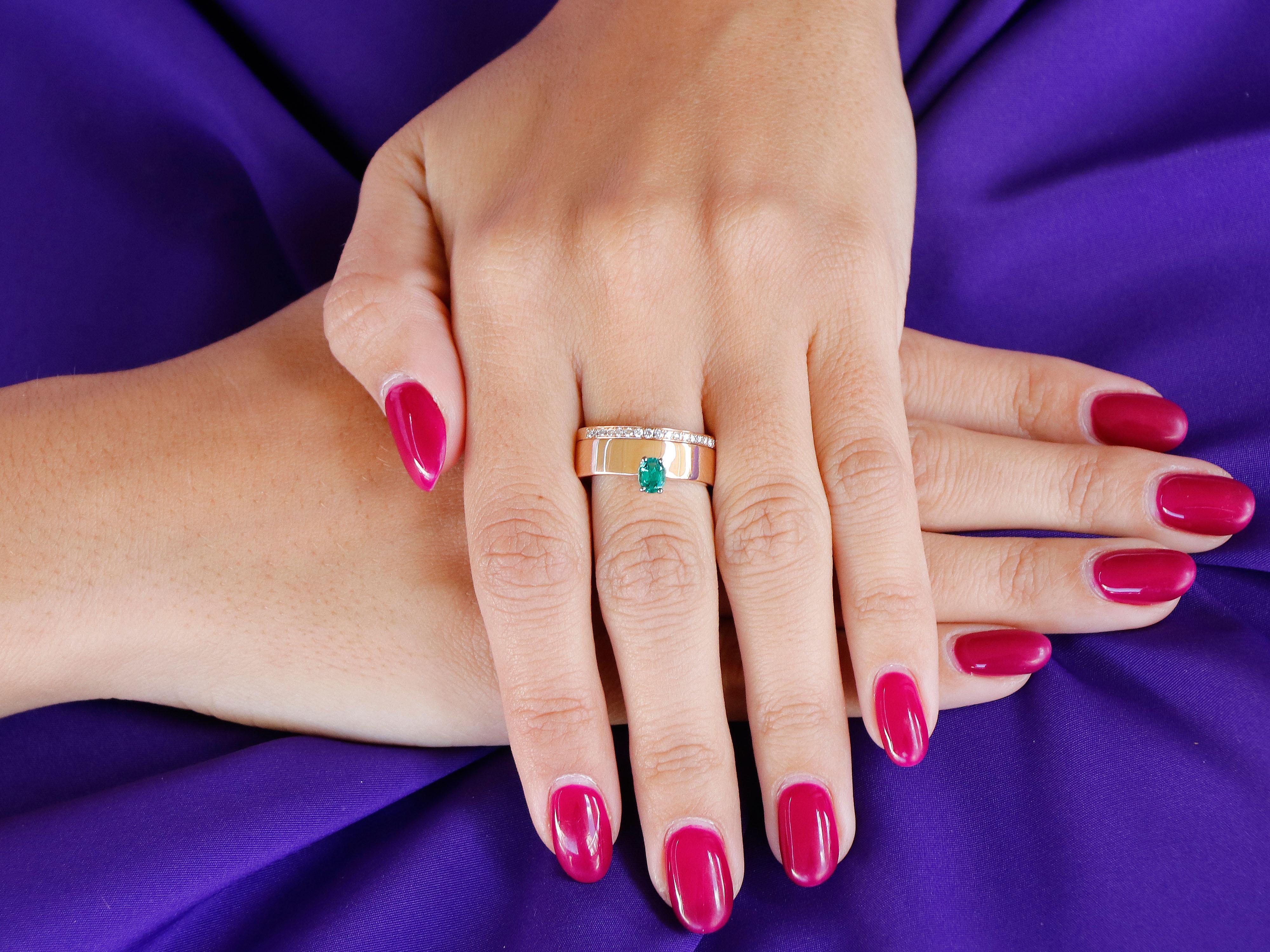 Modern 18k Rose Gold Ring with Emerald and White Diamonds For Sale