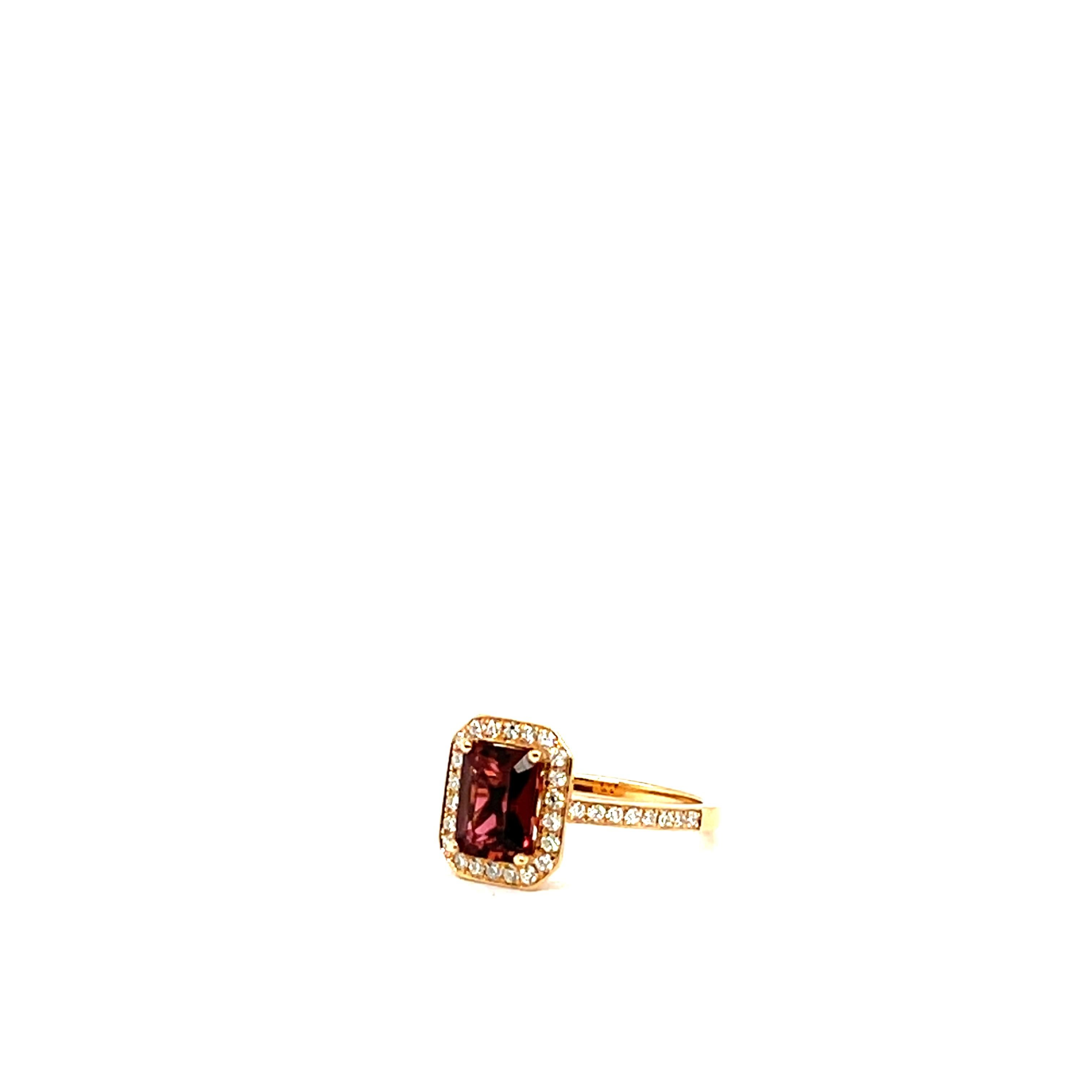 18K Rose Gold Ring with Emerald Cut Tourmaline and Diamond Paving In New Condition For Sale In Vannes, FR