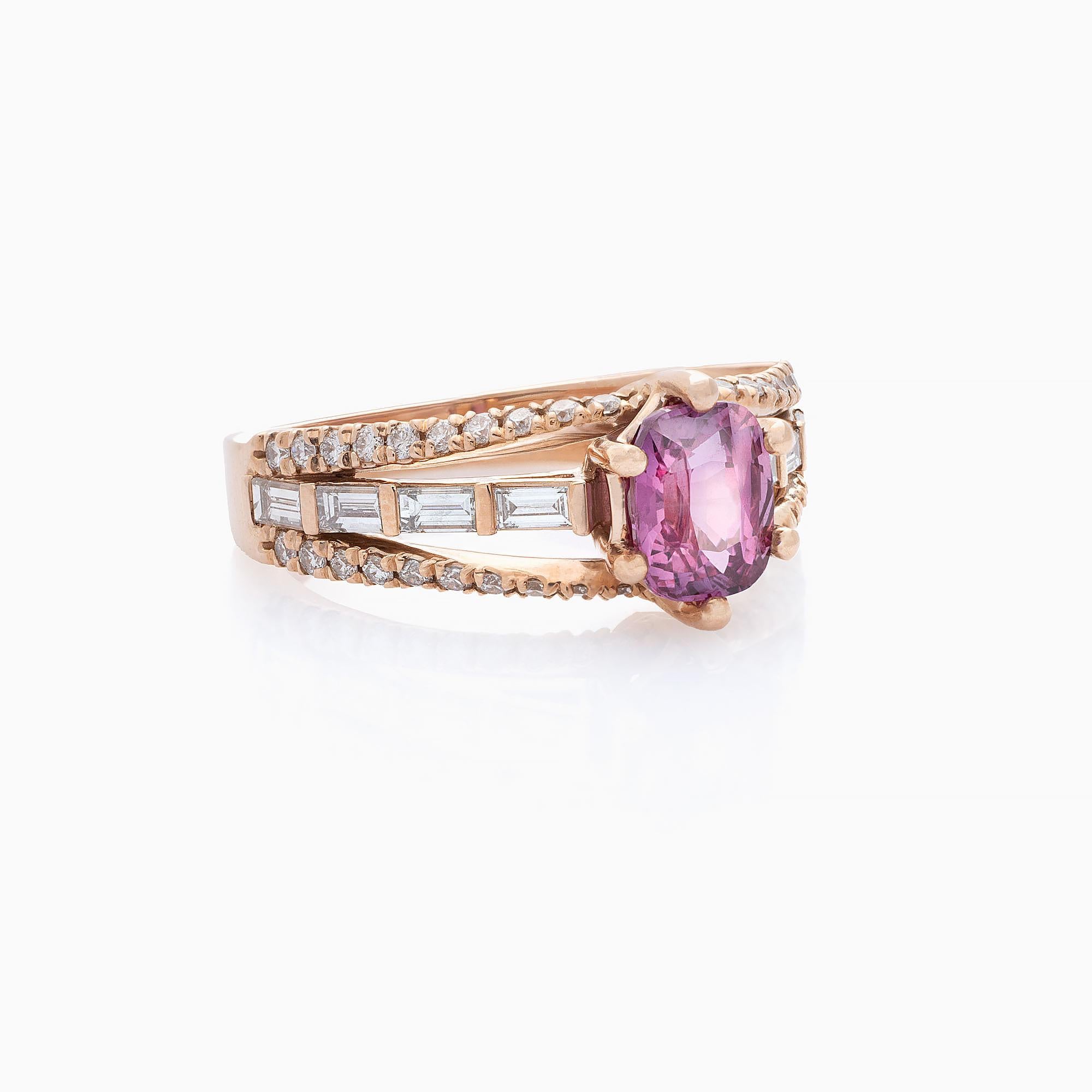 Zaffiro rosa, 1,54 ct. Diamanti, 0,75 ct. Oro rosa 14k.
Questo raffinato anello è realizzato in oro rosa 14k e presenta uno zaffiro rosa naturale con taglio a cuscino del peso di circa 1,54 carati (6,97 × 5,43 × 4,12 mm). La pietra presenta un