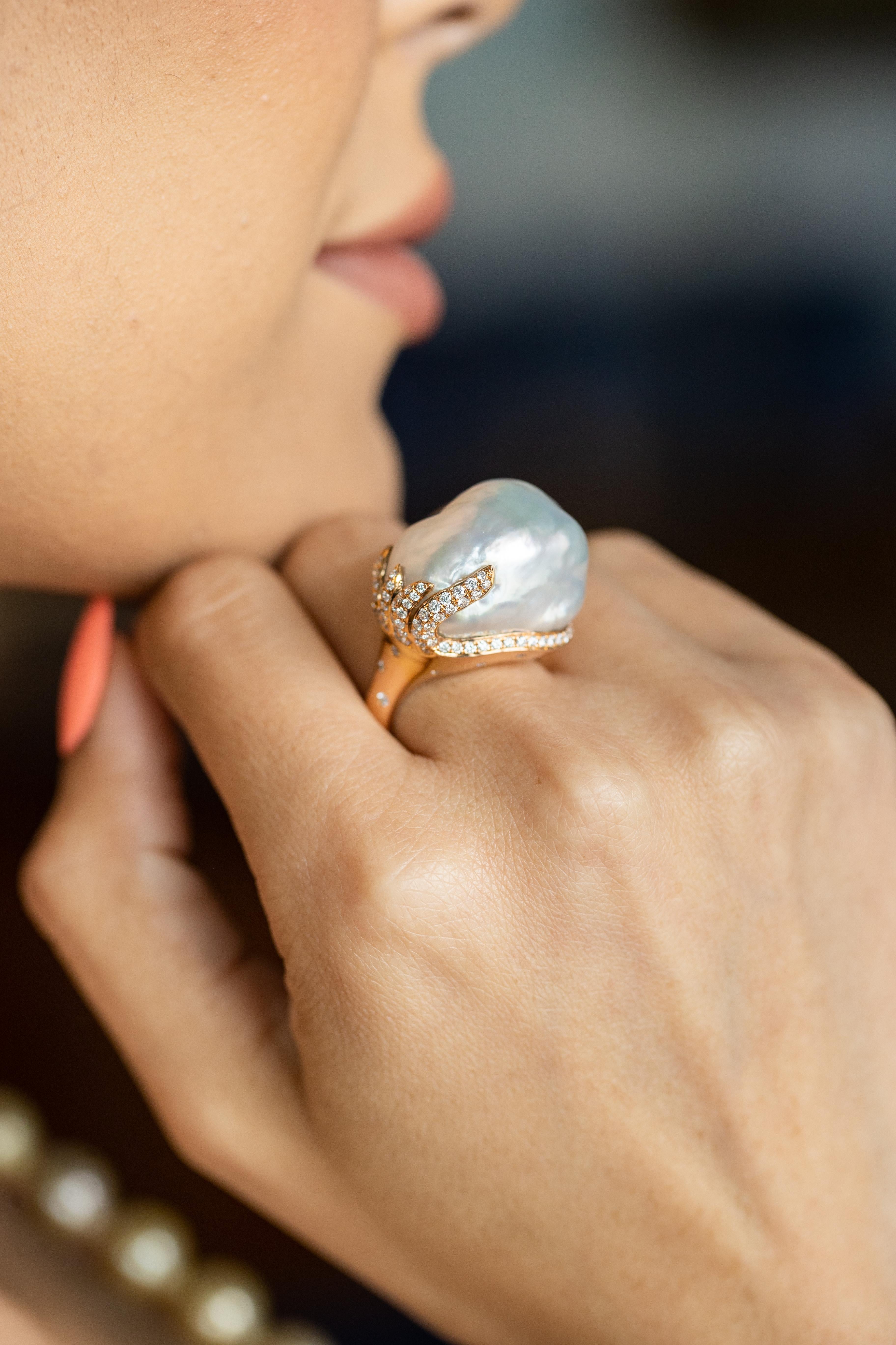Bague en or rose 18 carats ornée d'une superbe perle blanche des mers du Sud mesurant 18 à 19 mm et de 0,98ctw de diamants étincelants. Cette pièce exquise présente un mélange parfait d'élégance et de luxe, la perle lumineuse et les diamants
