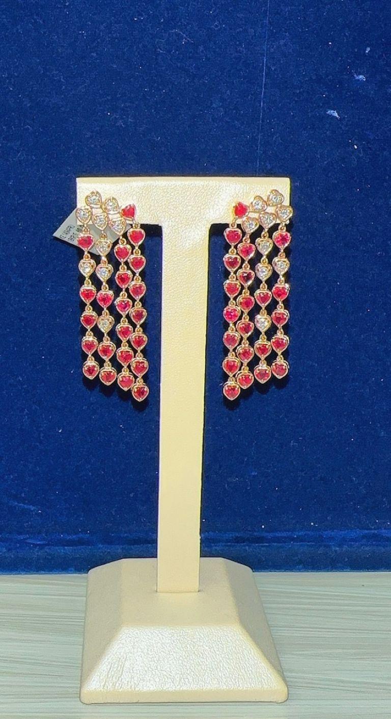 Orecchini a lampadario in oro rosa 18 carati con rubini e diamanti.
Eleganza regale con questi orecchini lampadario mozzafiato realizzati in oro rosa 18 carati, con linee a cascata di rubini naturali a forma di cuore abbinati a diamanti naturali