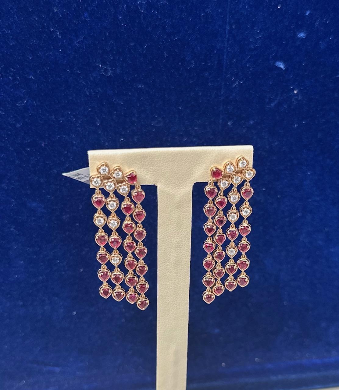 Cuore Orecchini a lampadario con rubini e diamanti in oro rosa 18 carati in vendita