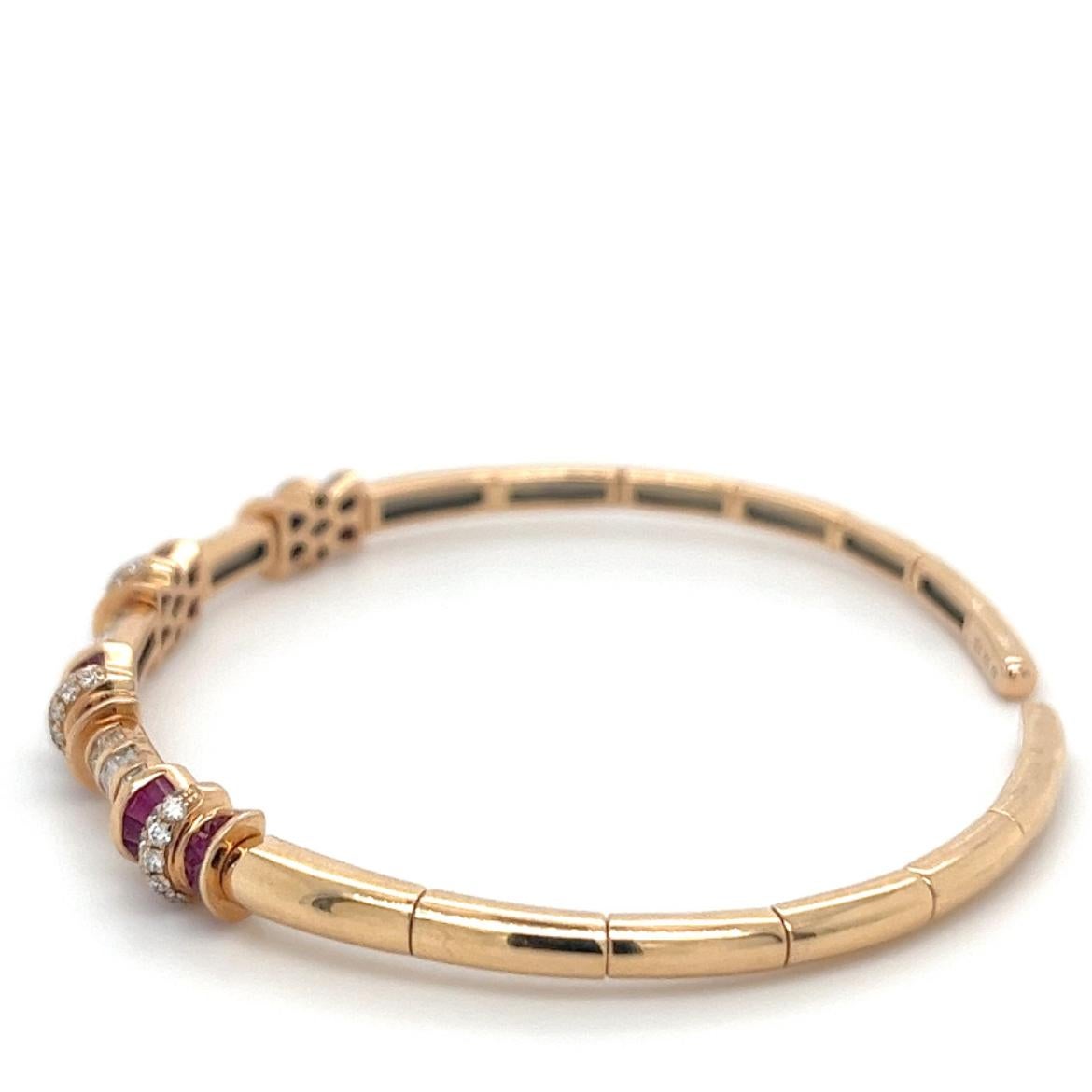18 Karat Roségold Rubin-Armband mit Diamanten

18K Rose Gold - 10.07 GM
36 Diamanten - 0,60 CT
40 Rubine - 2,74 CT
44 Diamanten - 0,29 CT

Dieses exquisite Armband aus 18 Karat Roségold ist mit einer faszinierenden Kombination aus Rubinen und