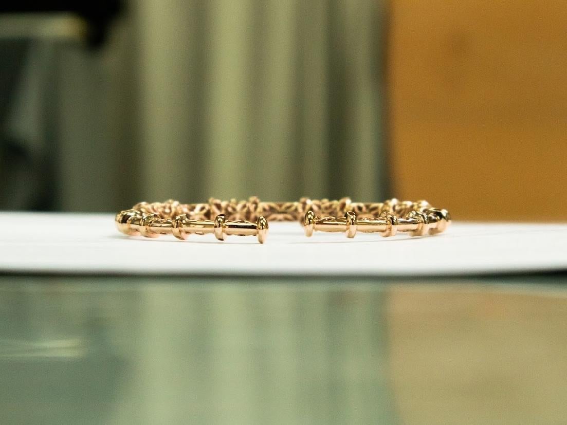 Moderno Bracciale con diamanti scolpiti in oro rosa 18 carati con maglie strutturate IdunnCollection in vendita