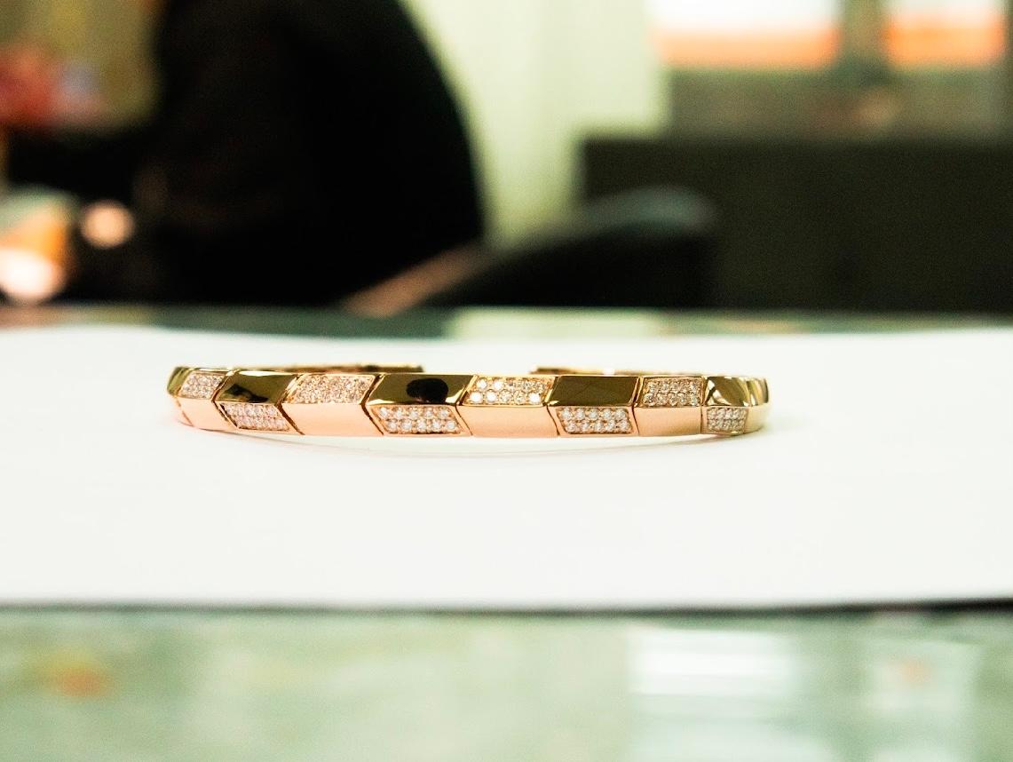 Modern 18K Rose Gold Slim Diamond Bangle with Natural Diamonds IdunnCollection For Sale