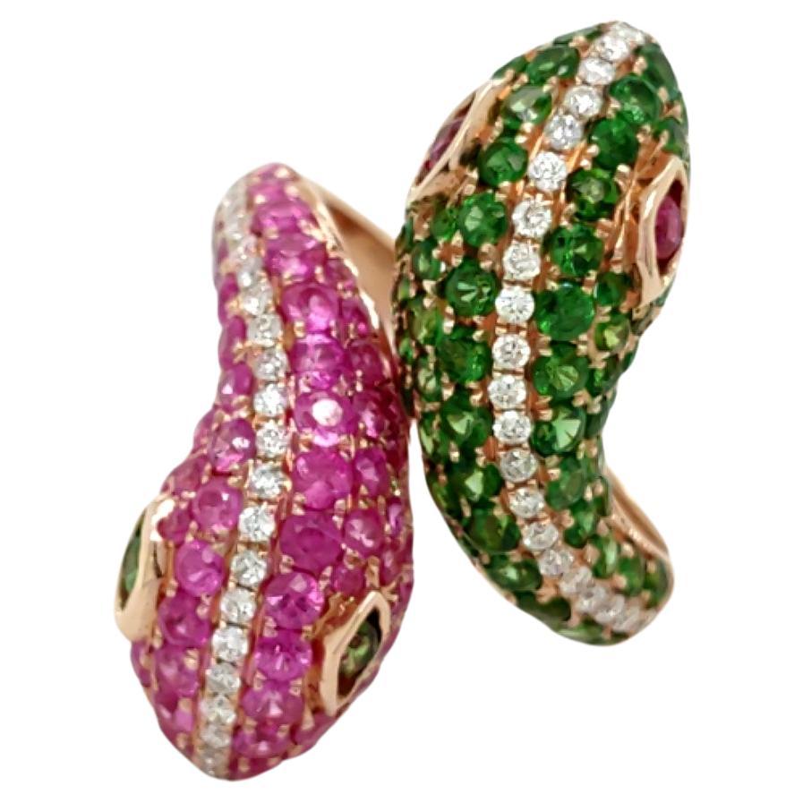 Diamantring aus 18 Karat Roségold mit rosa Schlangensaphir und grünem Granat