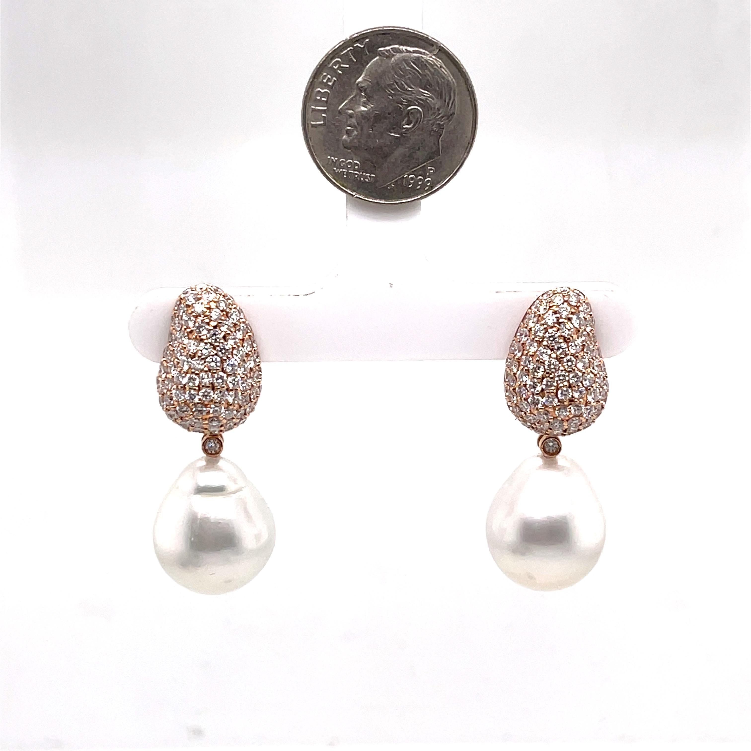 Peut être porté comme une boucle d'oreille ou un clou de diamant.
La perle est détachable.
or rose 18K 
2.5ct Diamonds
perle 13-14mm
Mesures sans les attaches de perles : 16mm de longueur 11.2 de largeur