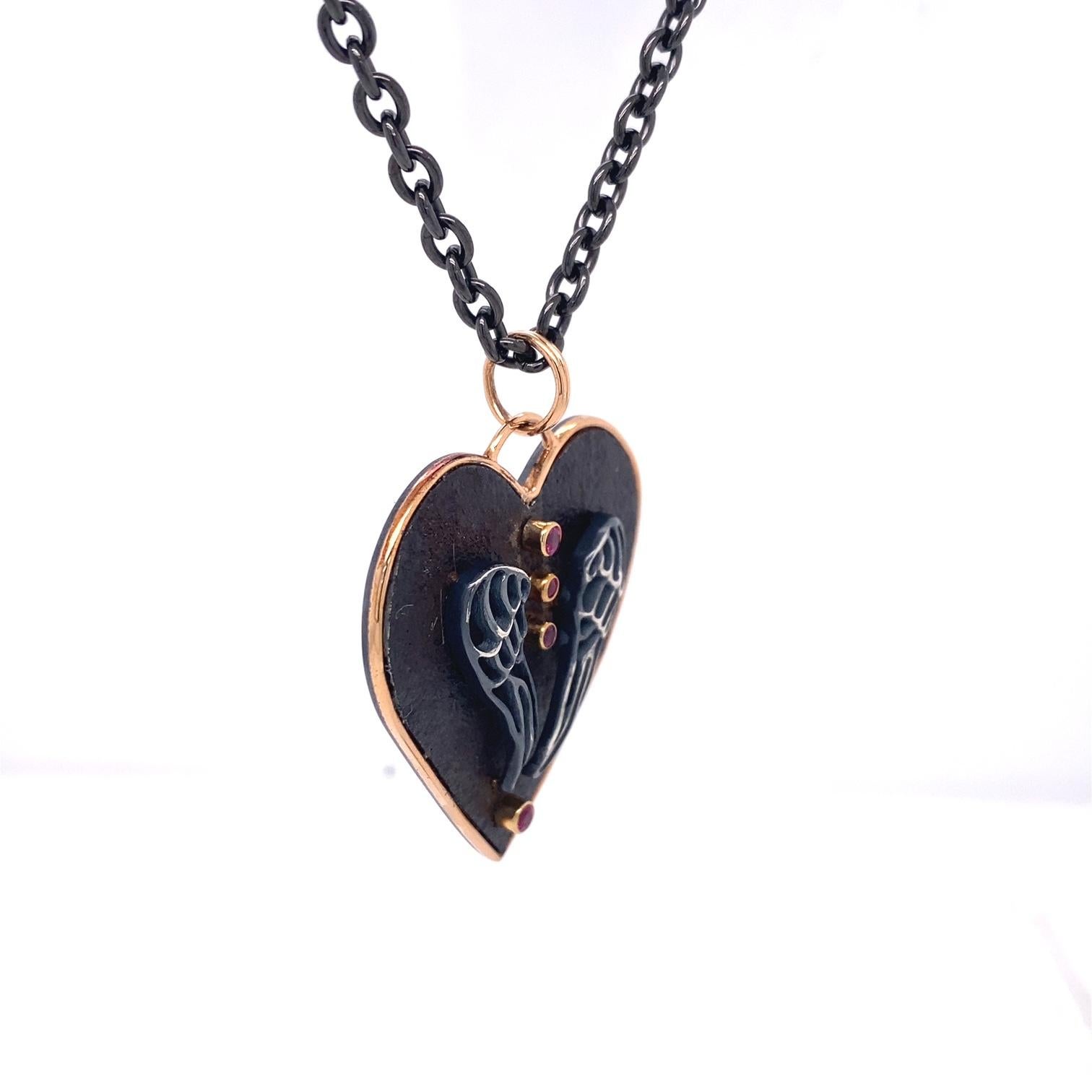 Herz-Halskette aus 18 Karat Roségold, Sterlingsilber und rostfarbenem Eisen mit Rubinen (Zeitgenössisch) im Angebot