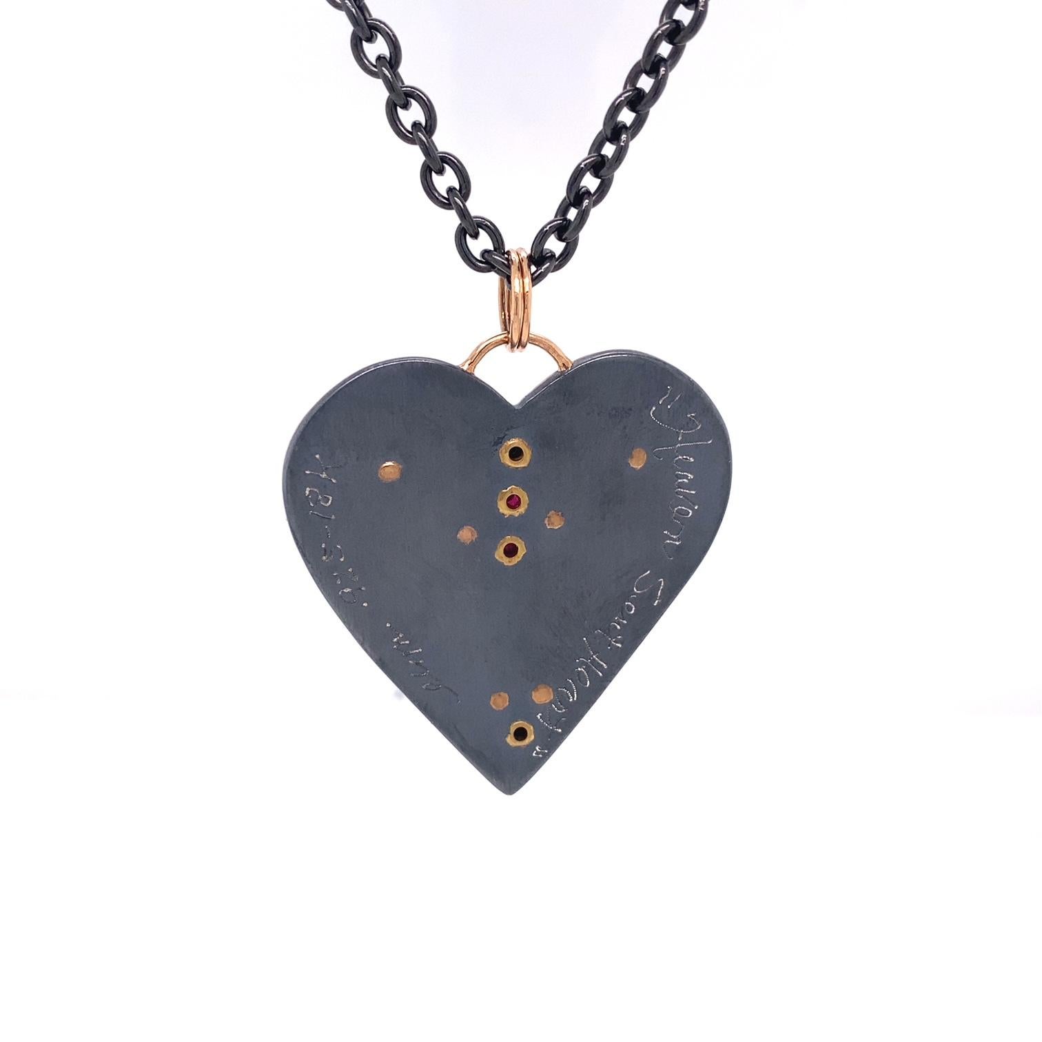 Herz-Halskette aus 18 Karat Roségold, Sterlingsilber und rostfarbenem Eisen mit Rubinen (Rundschliff) im Angebot