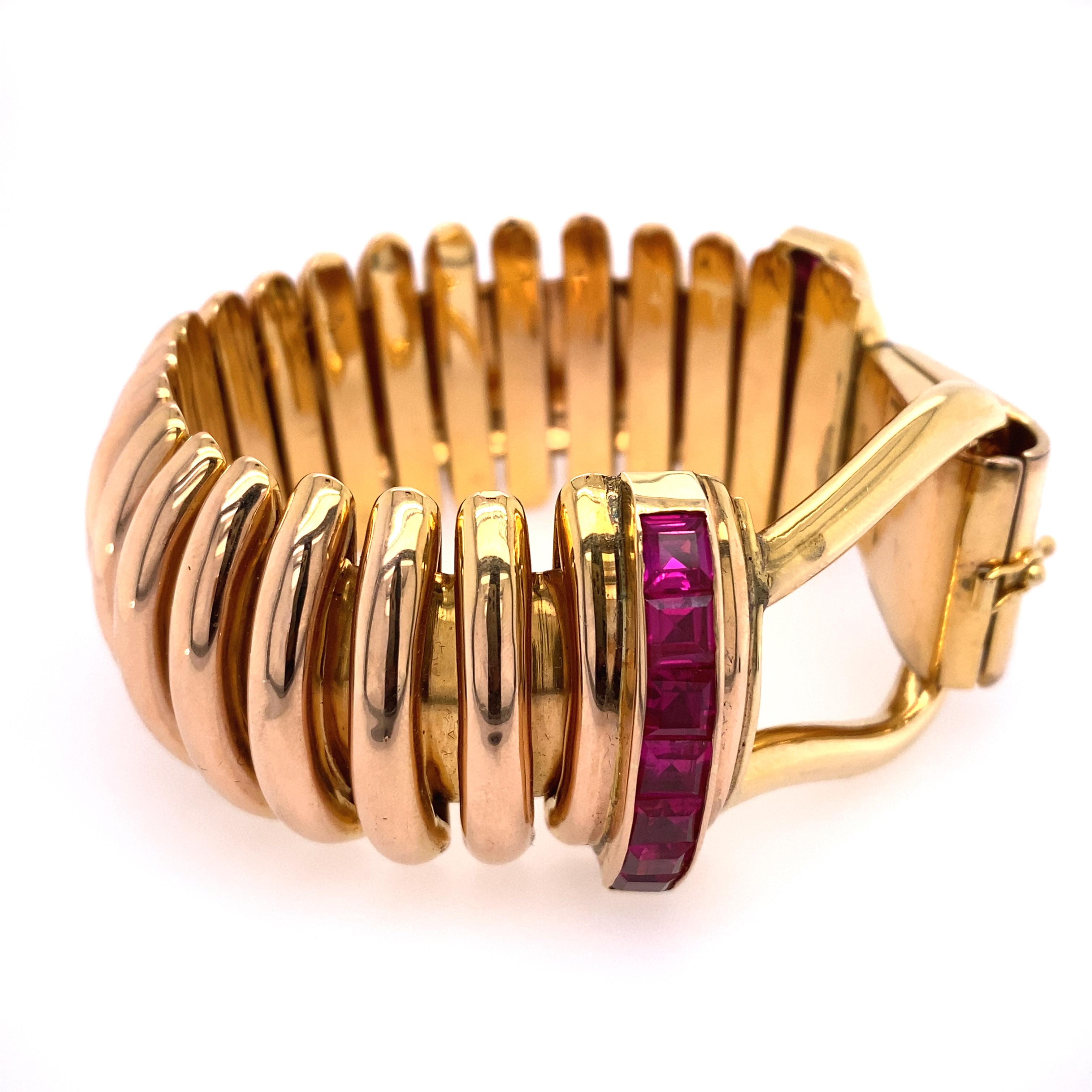 Bracelet lourd en or rose 18k avec rubis et diamants synthétiques.
Poids total 120.2 dwt.  Mesure du bracelet : 8.50