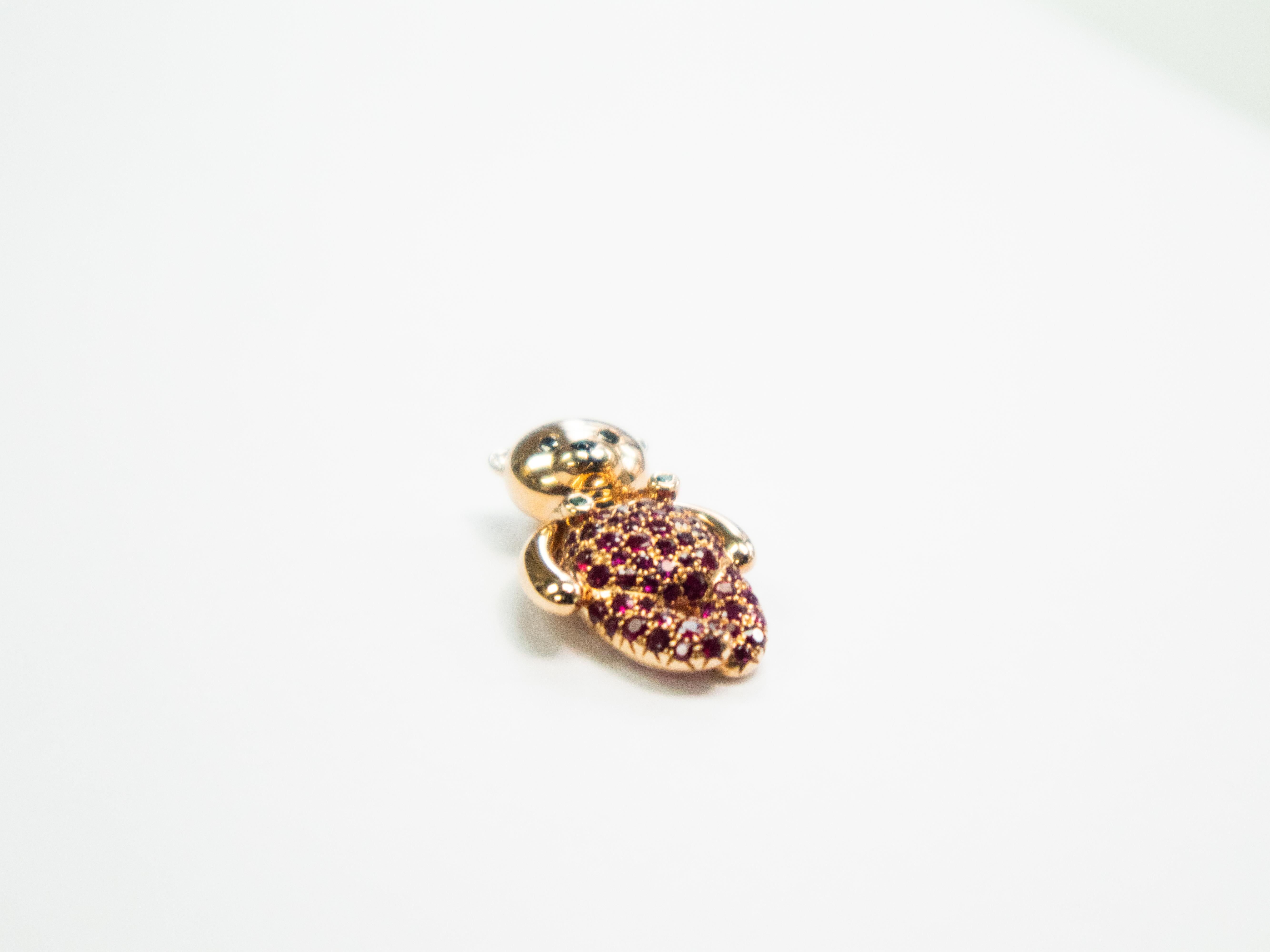 18K Rose Gold Teddy Bear Pendant with Rubies

This adorable teddy bear pendant is crafted from 18K rose gold and encrusted with vibrant rubies, bringing a playful yet luxurious touch to any jewelry collection. The intricate detailing and shimmering