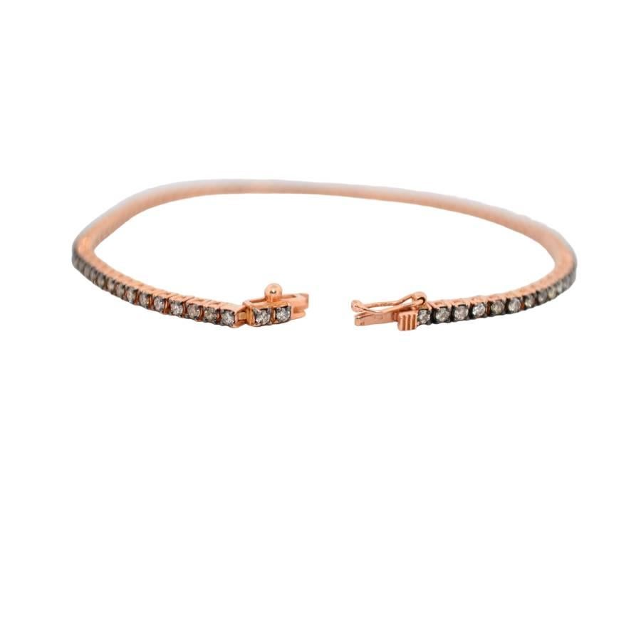 Chaleureux, séduisant et indéniablement élégant, ce bracelet de tennis en or rose 18 carats orné de 79 diamants bruns naturels est une célébration luxueuse de la beauté raffinée et de la sophistication terrienne. Conçue pour captiver à chaque