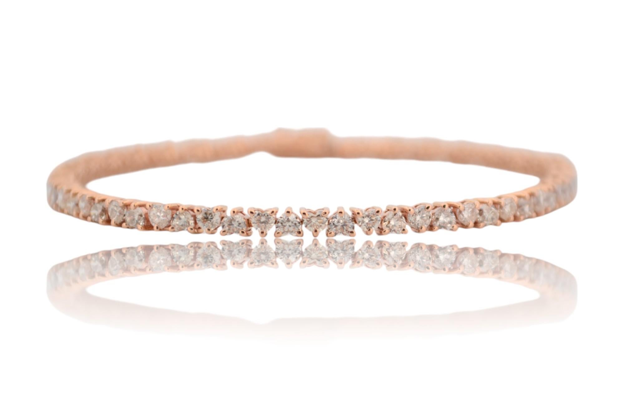 Esta impresionante pulsera tenis de oro rosa de 18 quilates con diamantes naturales es una mezcla perfecta de romanticismo y lujo. Con un peso de 8,56 gramos y un peso neto de oro de 7,54 gramos, la pulsera presenta 68 diamantes en forma de corazón